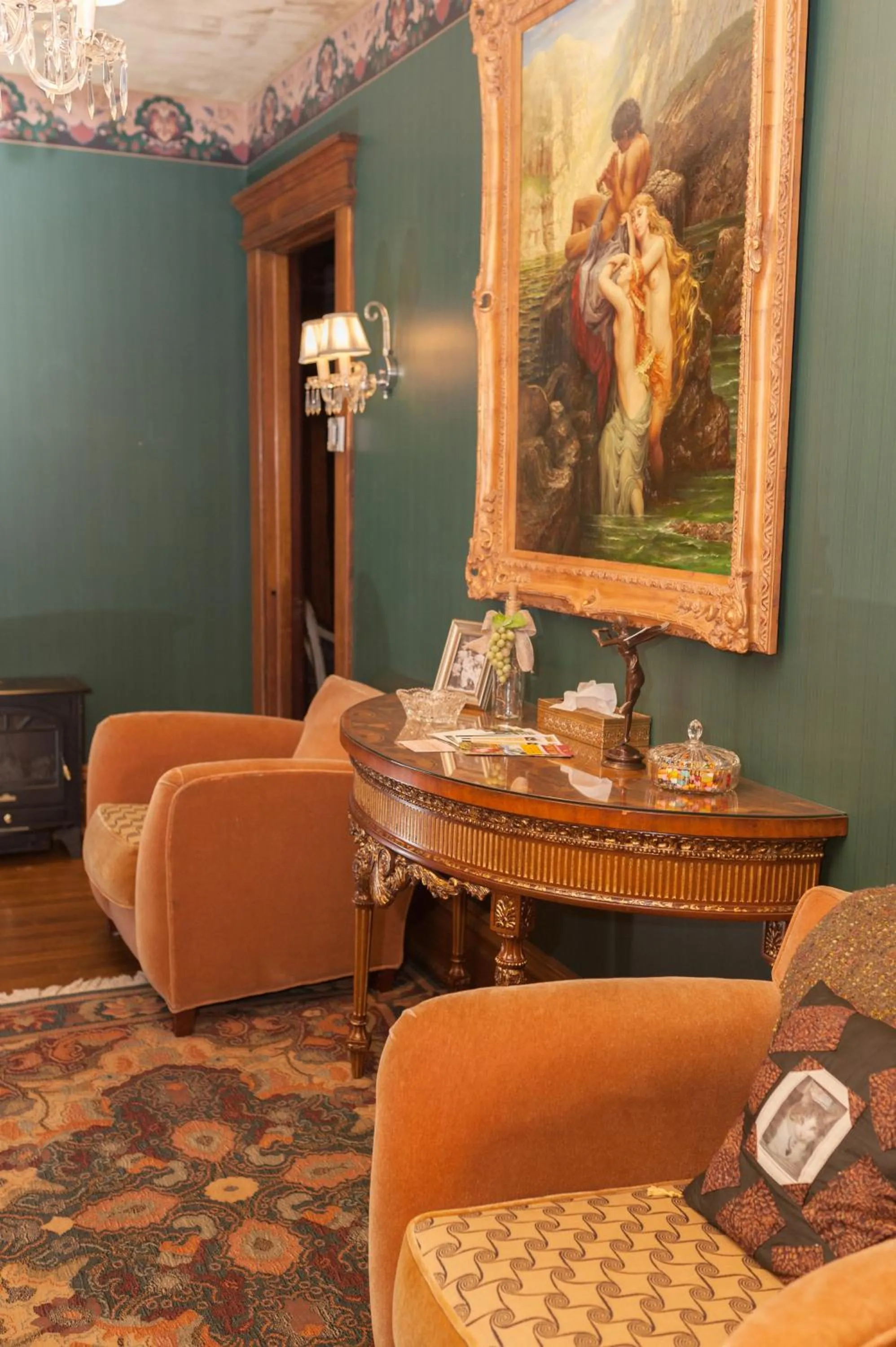 Seating area in South Broadway Manor B&B - Near Fallingwater, Ohiopyle State Park, Hiking & Biking trails GAP