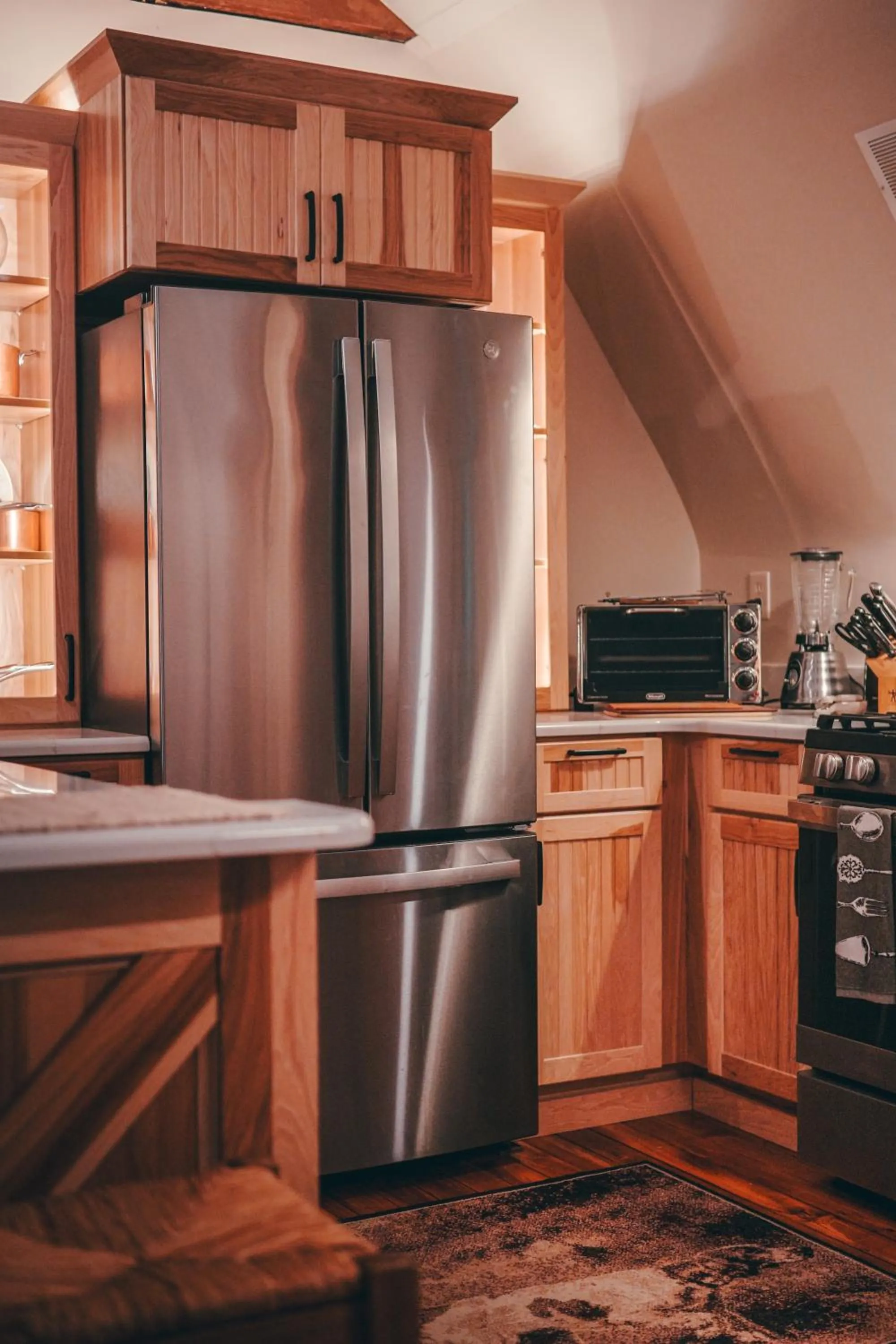 microwave in South Broadway Manor B&B - Near Fallingwater, Ohiopyle State Park, Hiking & Biking trails GAP
