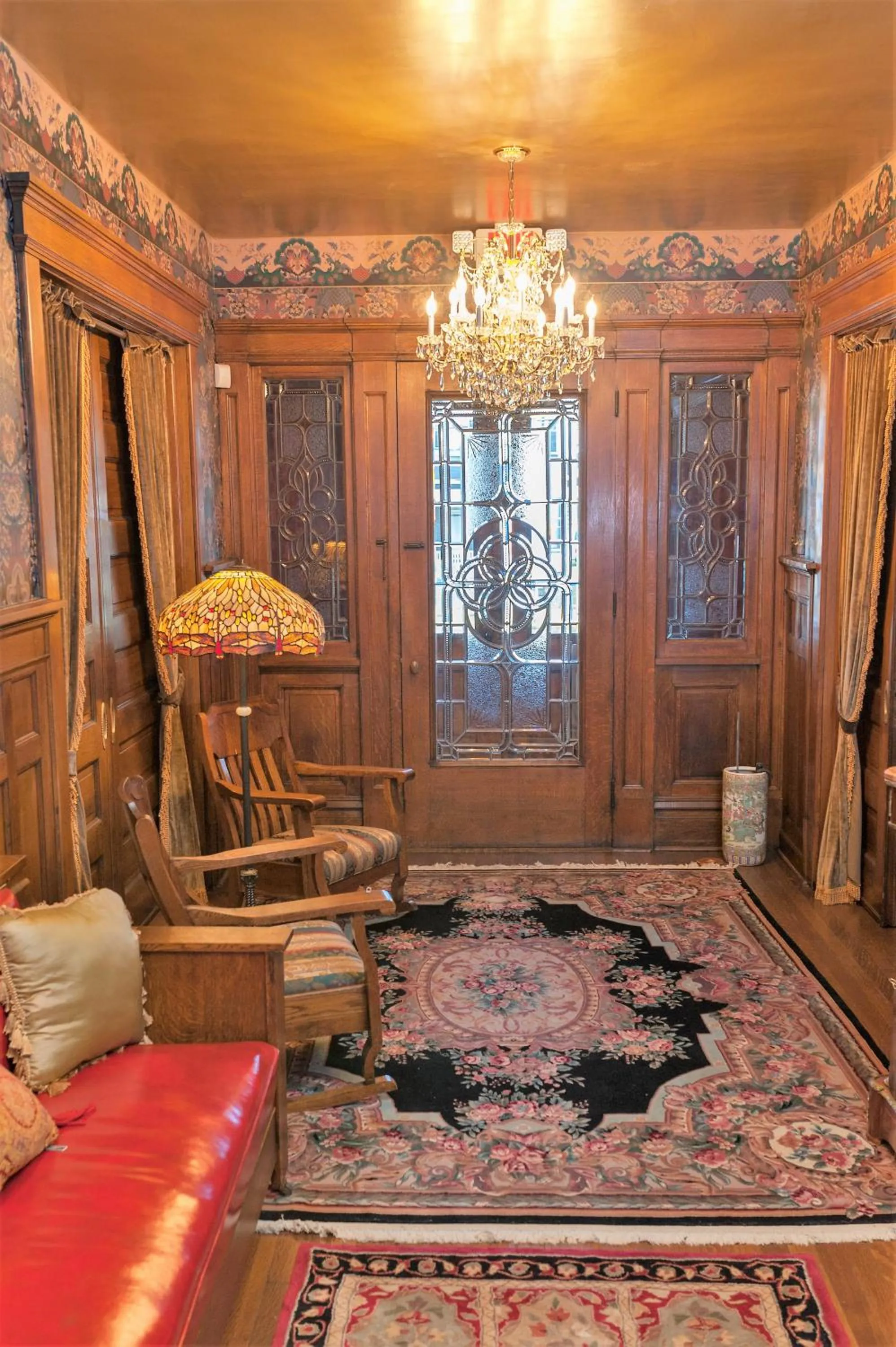 Seating area in South Broadway Manor B&B - Near Fallingwater, Ohiopyle State Park, Hiking & Biking trails GAP