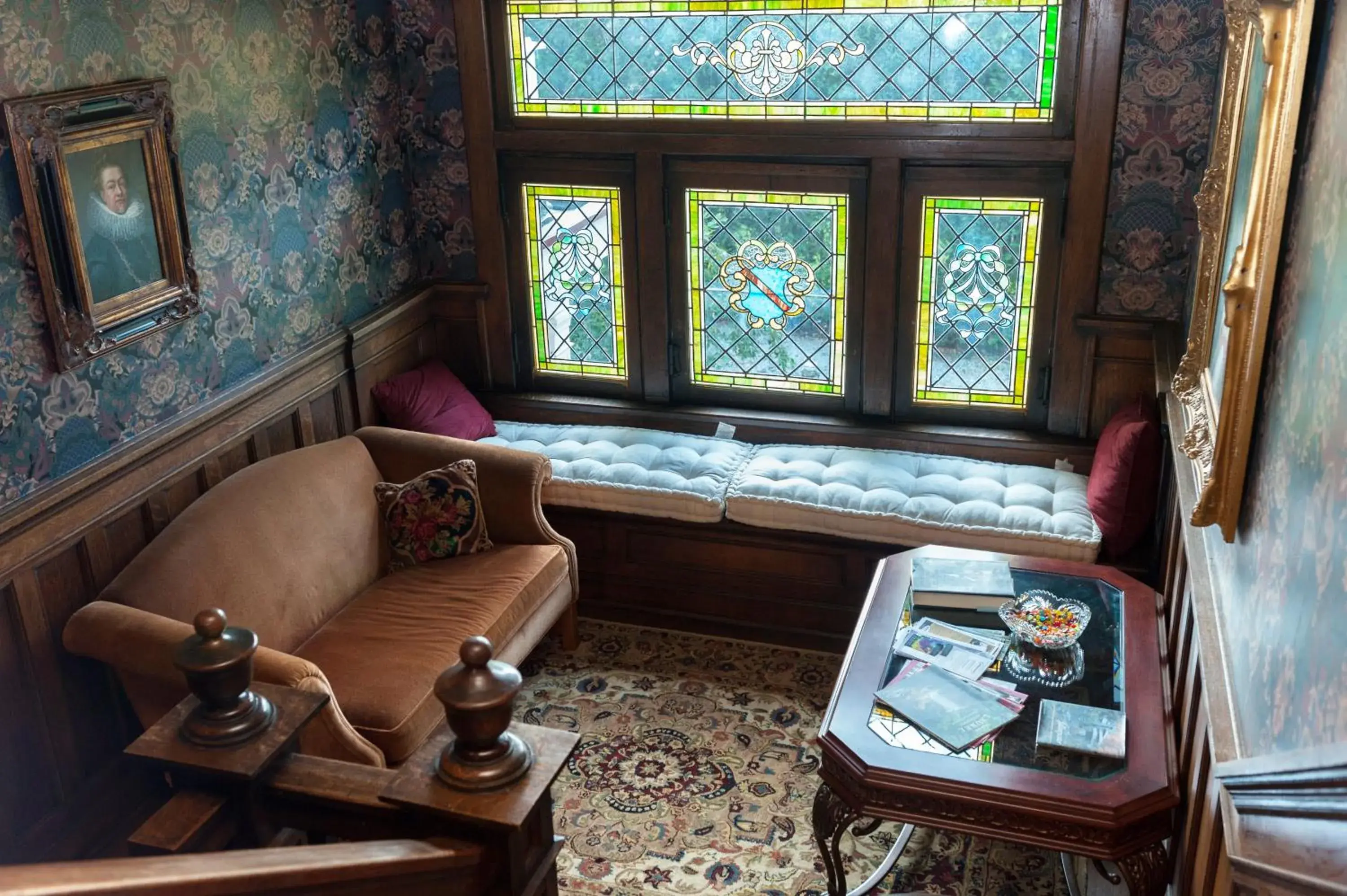 Seating area, Bed in South Broadway Manor B&B - Near Fallingwater, Ohiopyle State Park, Hiking & Biking trails GAP Seating area, Bed in South Broadway Manor B&B - Near Fallingwater, Ohiopyle State Park, Hiking & Biking trails GAP