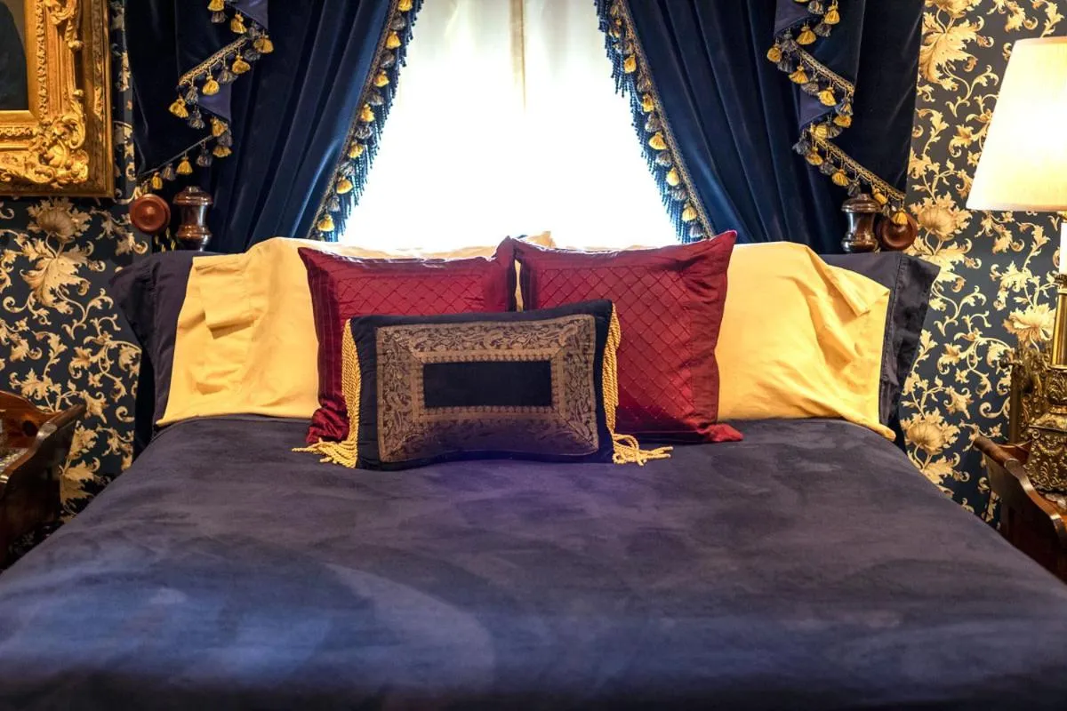 Bed in South Broadway Manor B&B - Near Fallingwater, Ohiopyle State Park, Hiking & Biking trails GAP