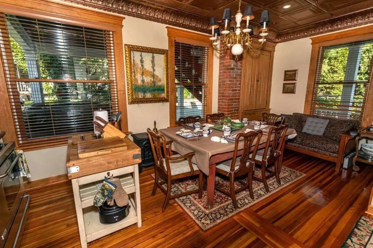 South Broadway Manor B&B - Near Fallingwater, Ohiopyle State Park, Hiking & Biking trails GAP