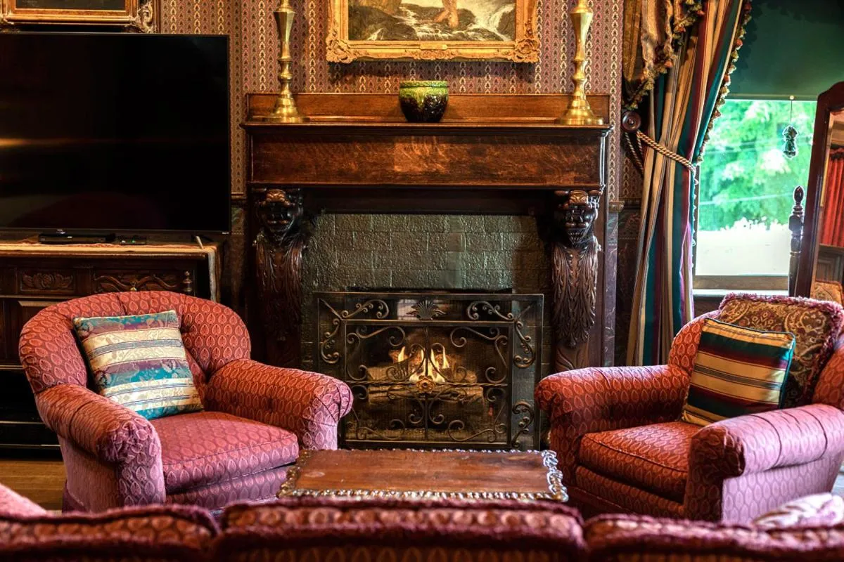 South Broadway Manor B&B - Near Fallingwater, Ohiopyle State Park, Hiking & Biking trails GAP