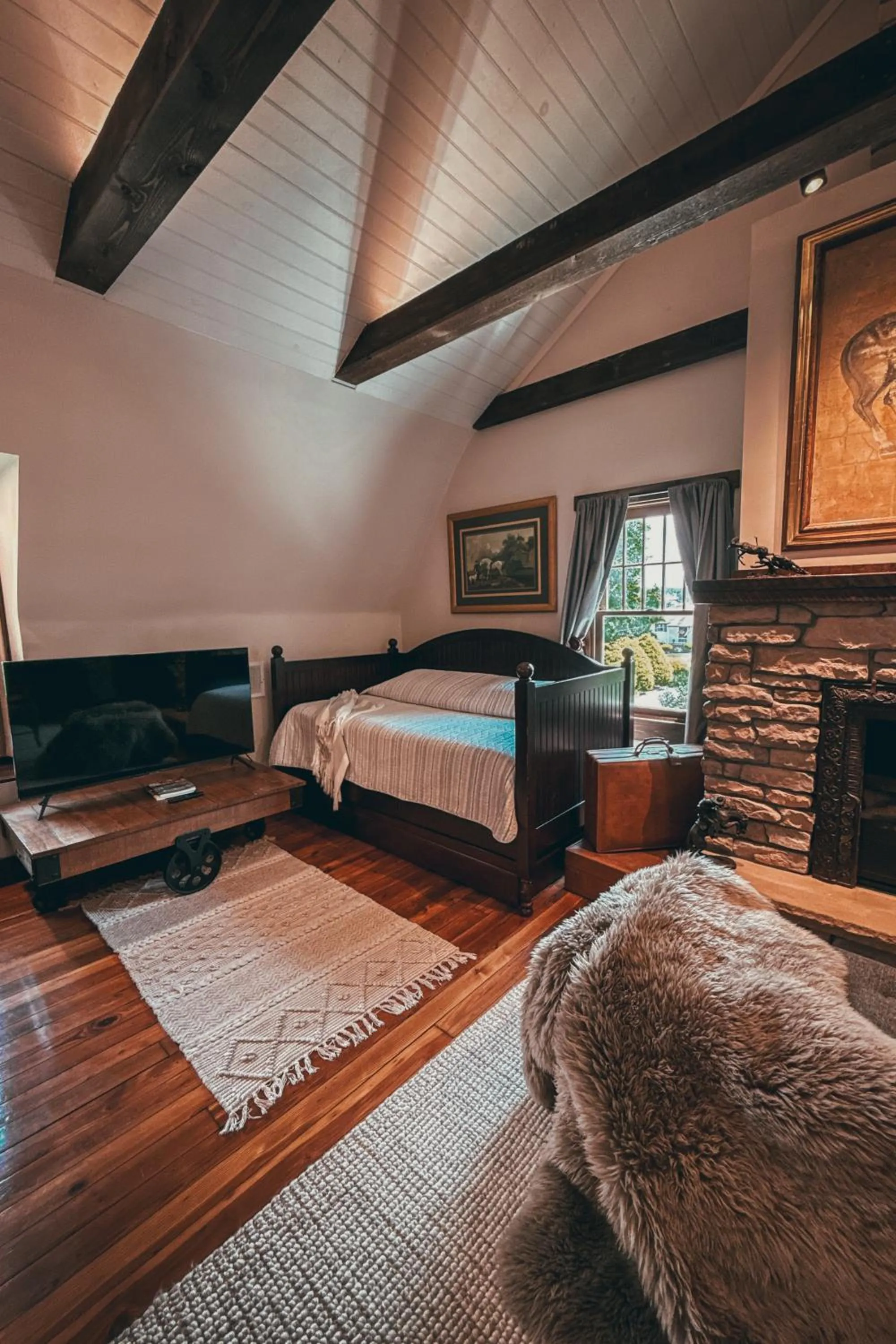 Bedroom, Bed in South Broadway Manor B&B - Near Fallingwater, Ohiopyle State Park, Hiking & Biking trails GAP