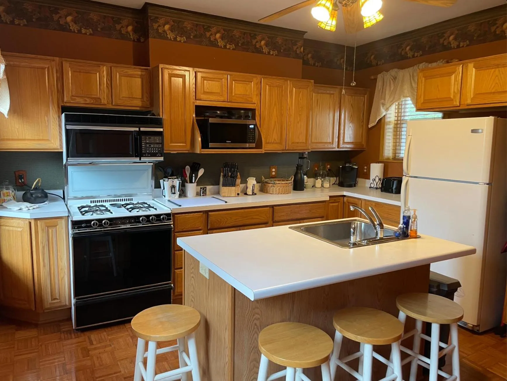 South Broadway Manor B&B - Near Fallingwater, Ohiopyle State Park, Hiking & Biking trails GAP