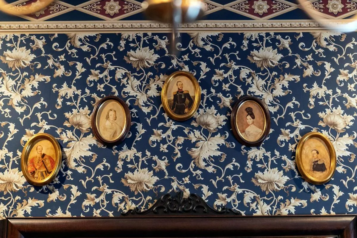 South Broadway Manor B&B - Near Fallingwater, Ohiopyle State Park, Hiking & Biking trails GAP