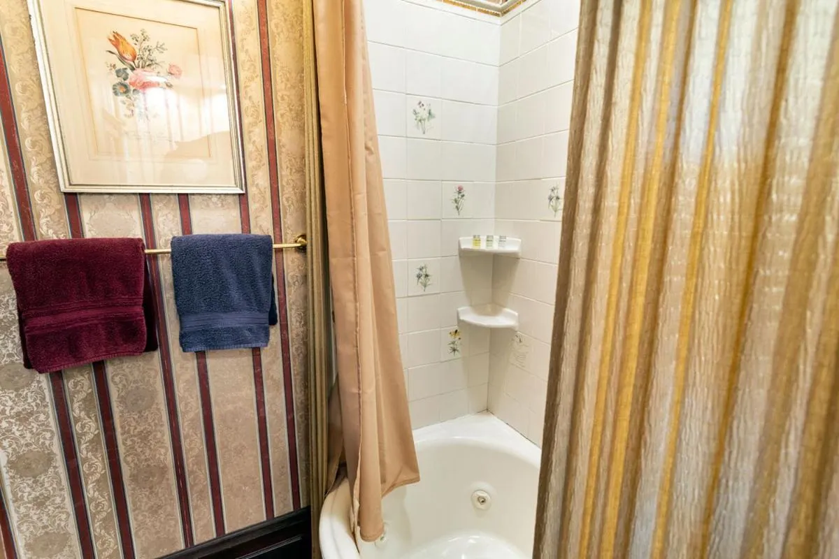 South Broadway Manor B&B - Near Fallingwater, Ohiopyle State Park, Hiking & Biking trails GAP