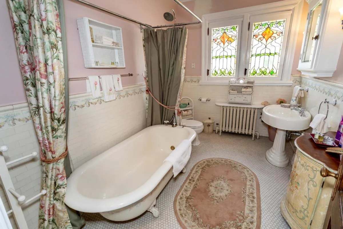 South Broadway Manor B&B - Near Fallingwater, Ohiopyle State Park, Hiking & Biking trails GAP