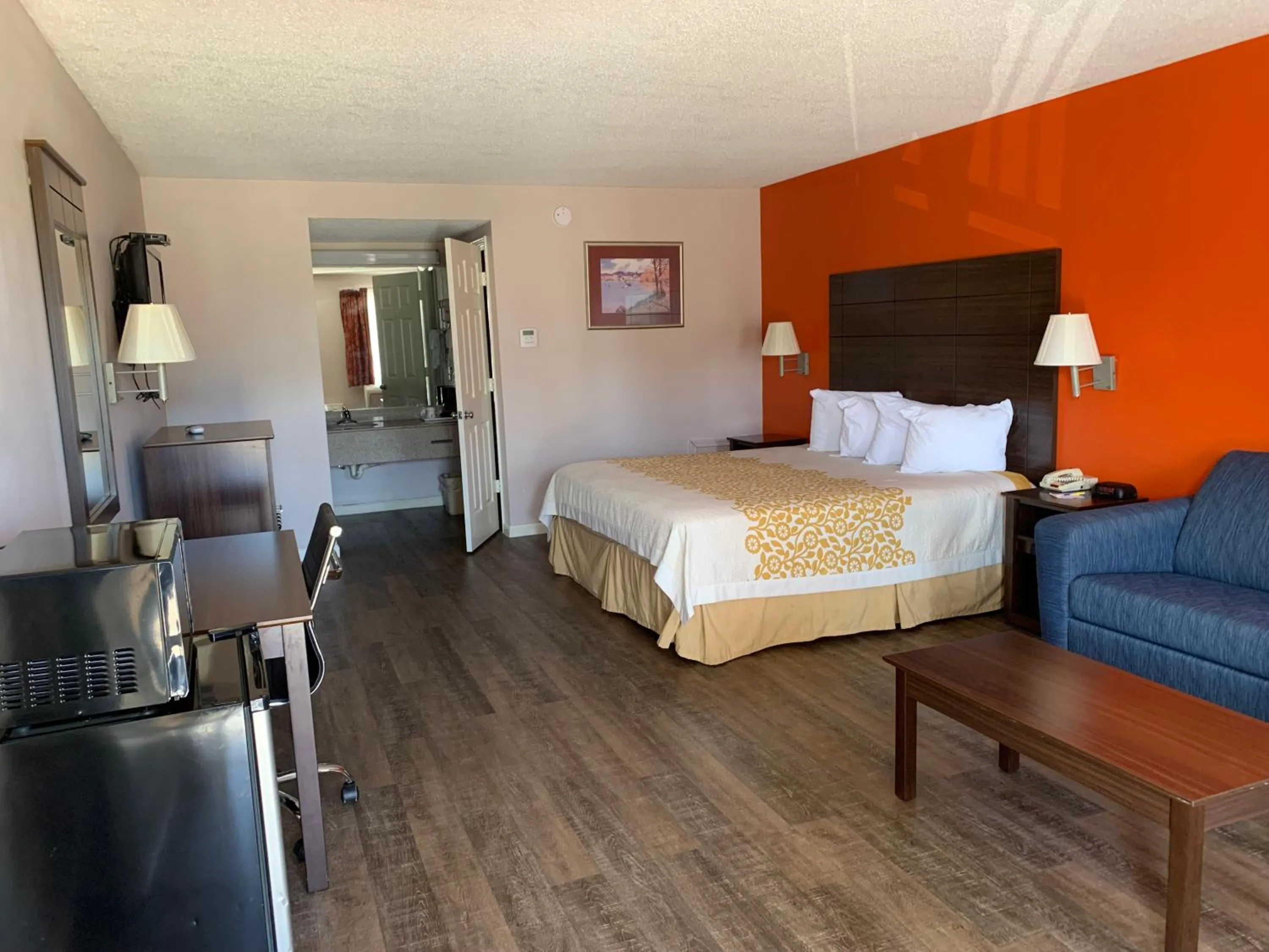 Bed in Days Inn by Wyndham Clinton