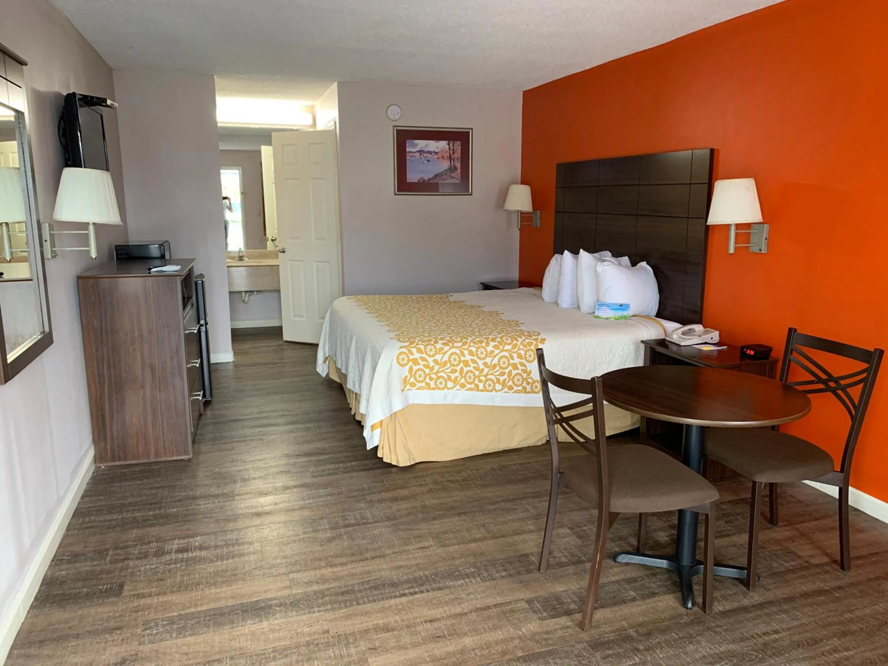 Bed in Days Inn by Wyndham Clinton