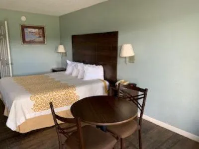 Days Inn by Wyndham Clinton