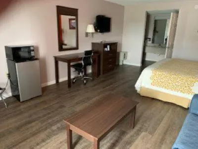 Days Inn by Wyndham Clinton