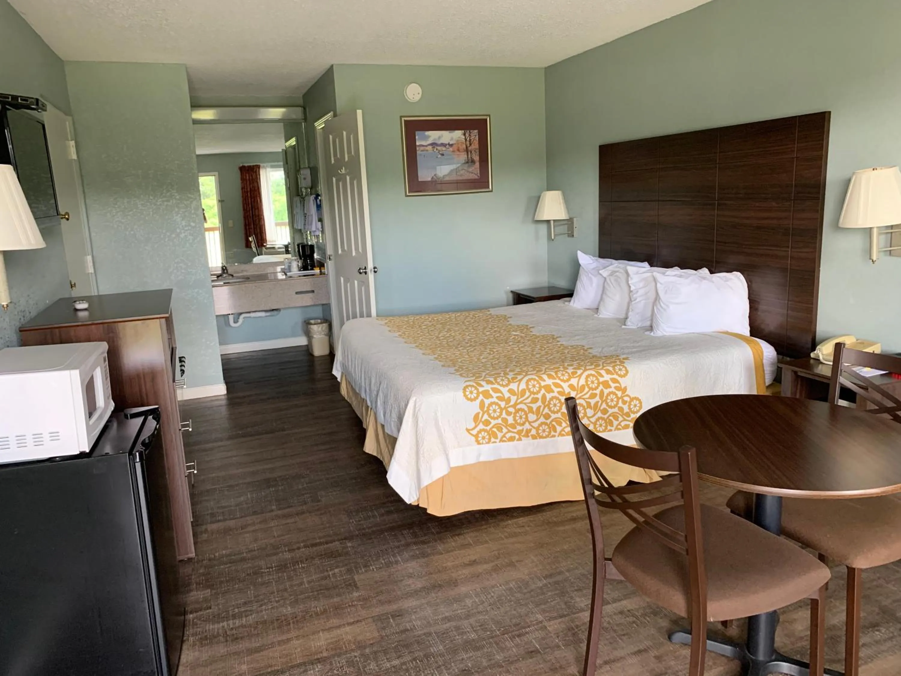 Bed in Days Inn by Wyndham Clinton