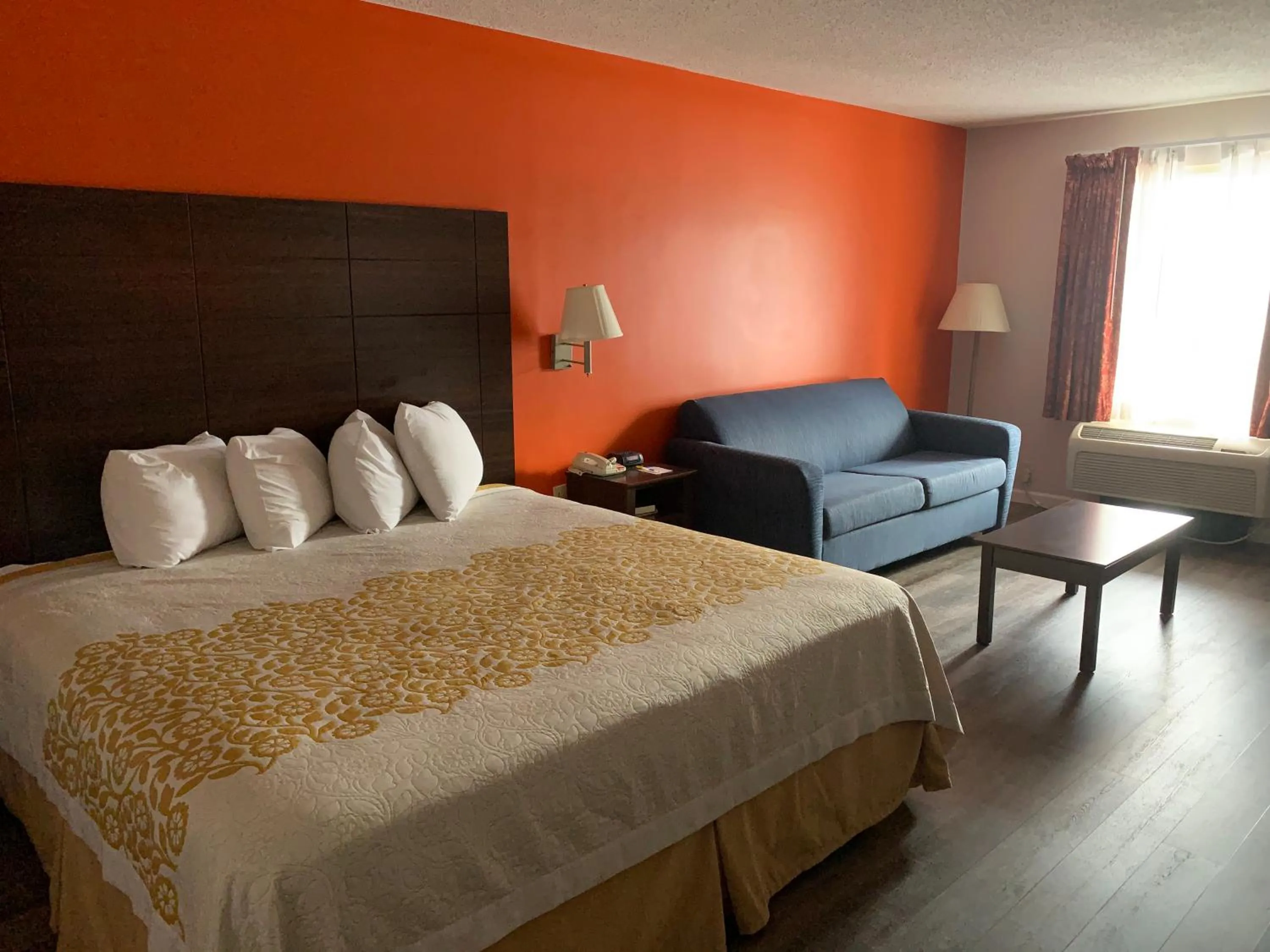 Bed in Days Inn by Wyndham Clinton