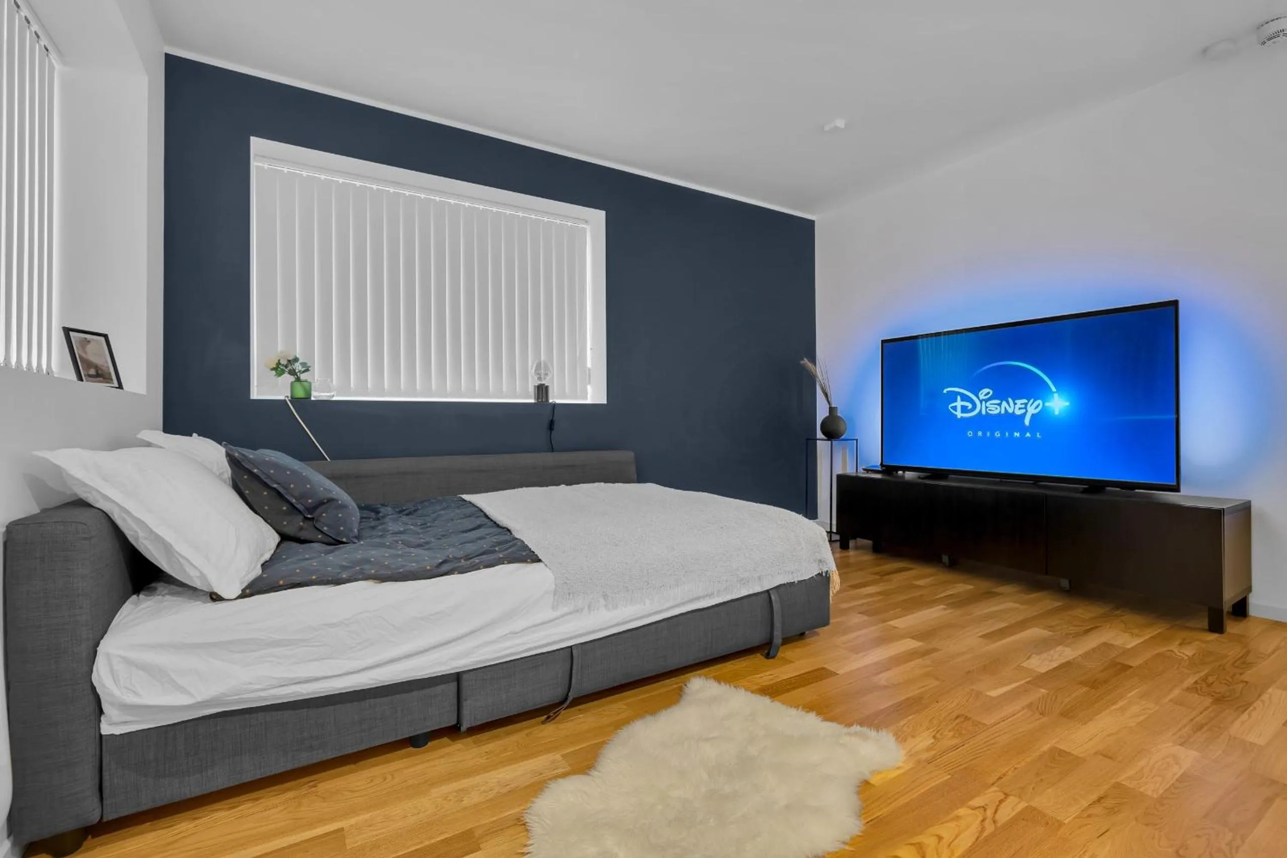 TV and multimedia, Bed in Northstay - The Urban City Haven, Free Parking, Sleeps 6