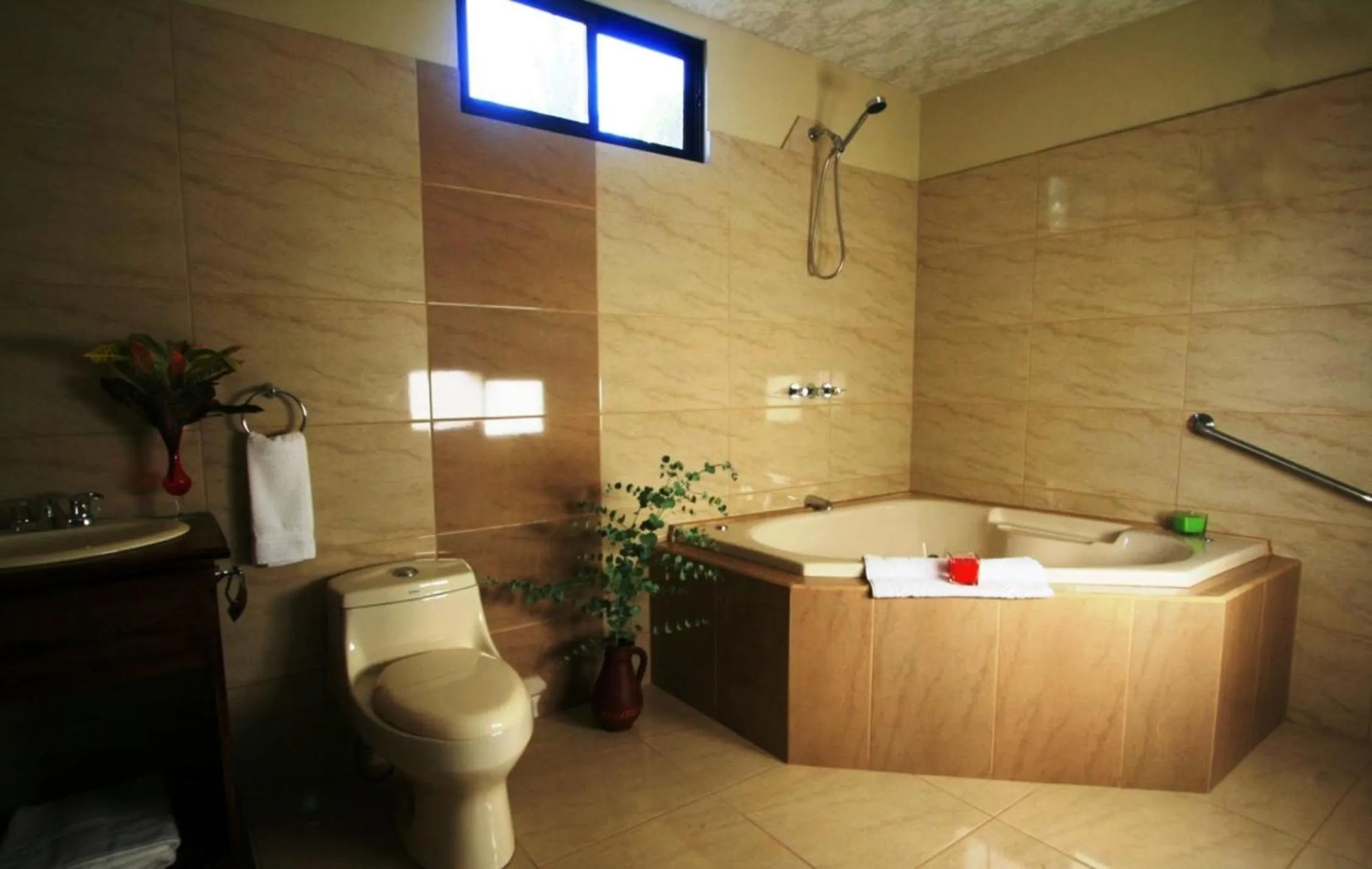 Hot Tub in B&B Garden Grecia