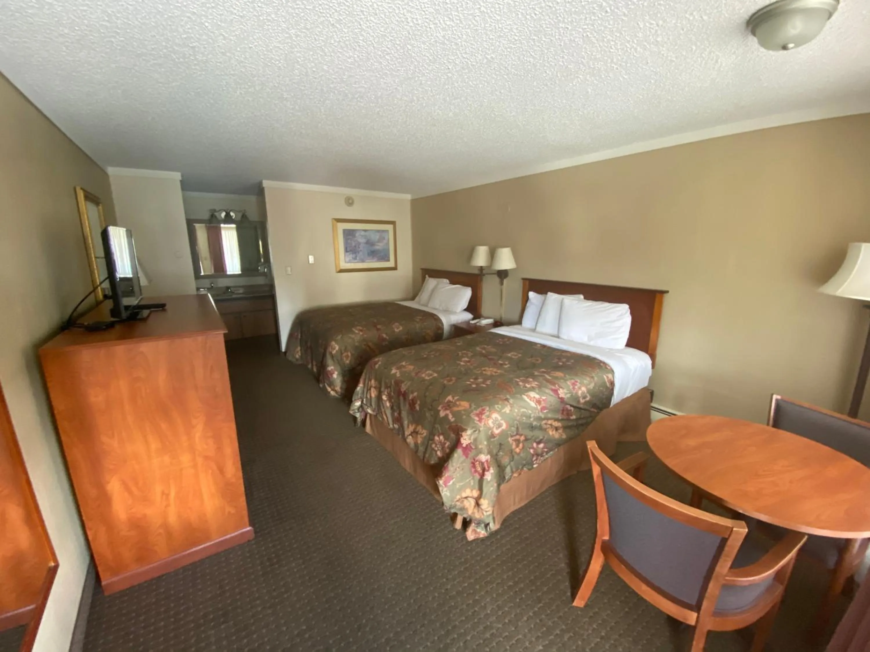 Photo of the whole room, Bed in Snowshoe Motel