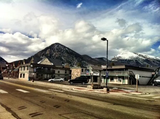 Facade/entrance in Snowshoe Motel