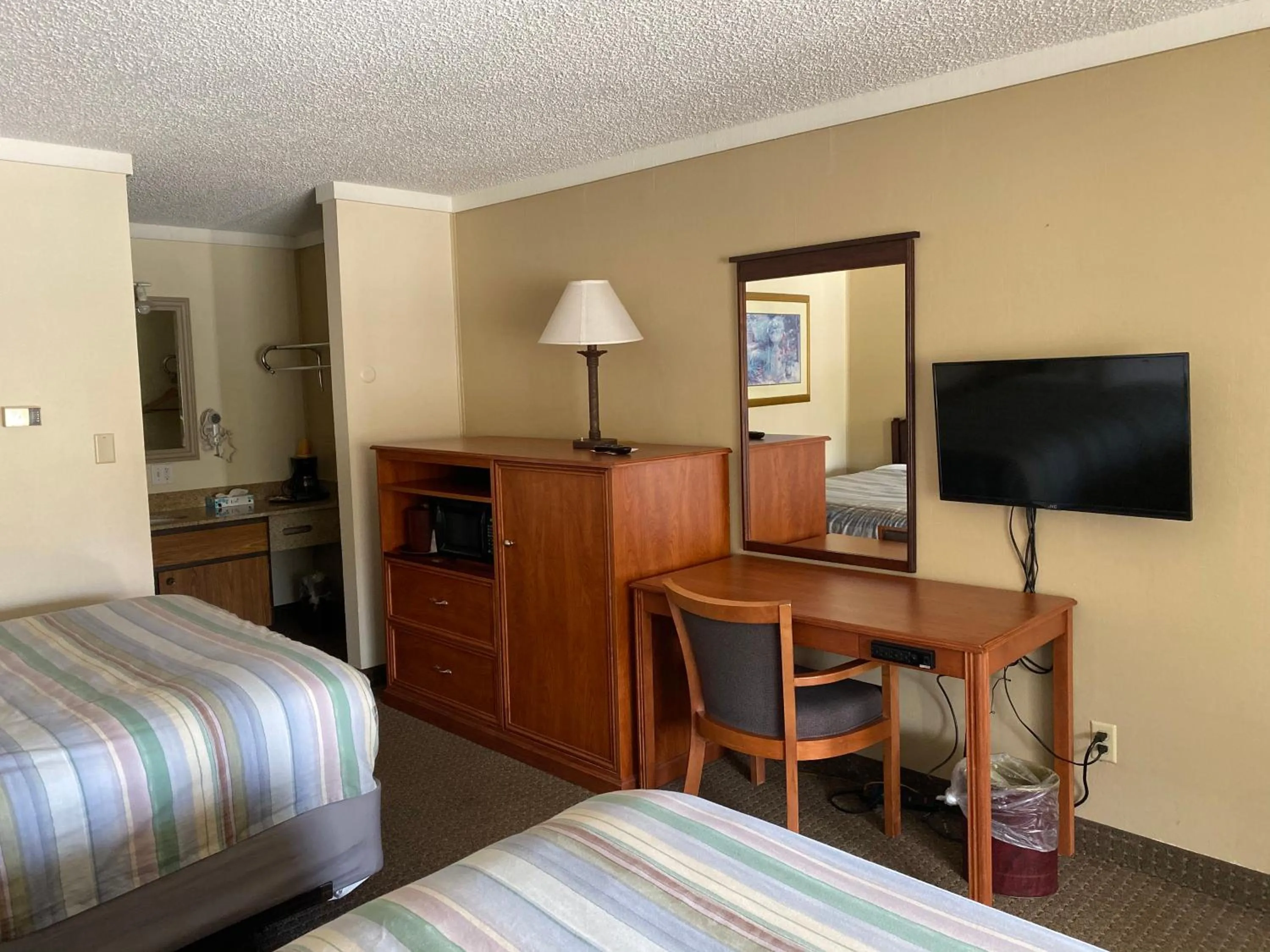 TV and multimedia, Bed in Snowshoe Motel