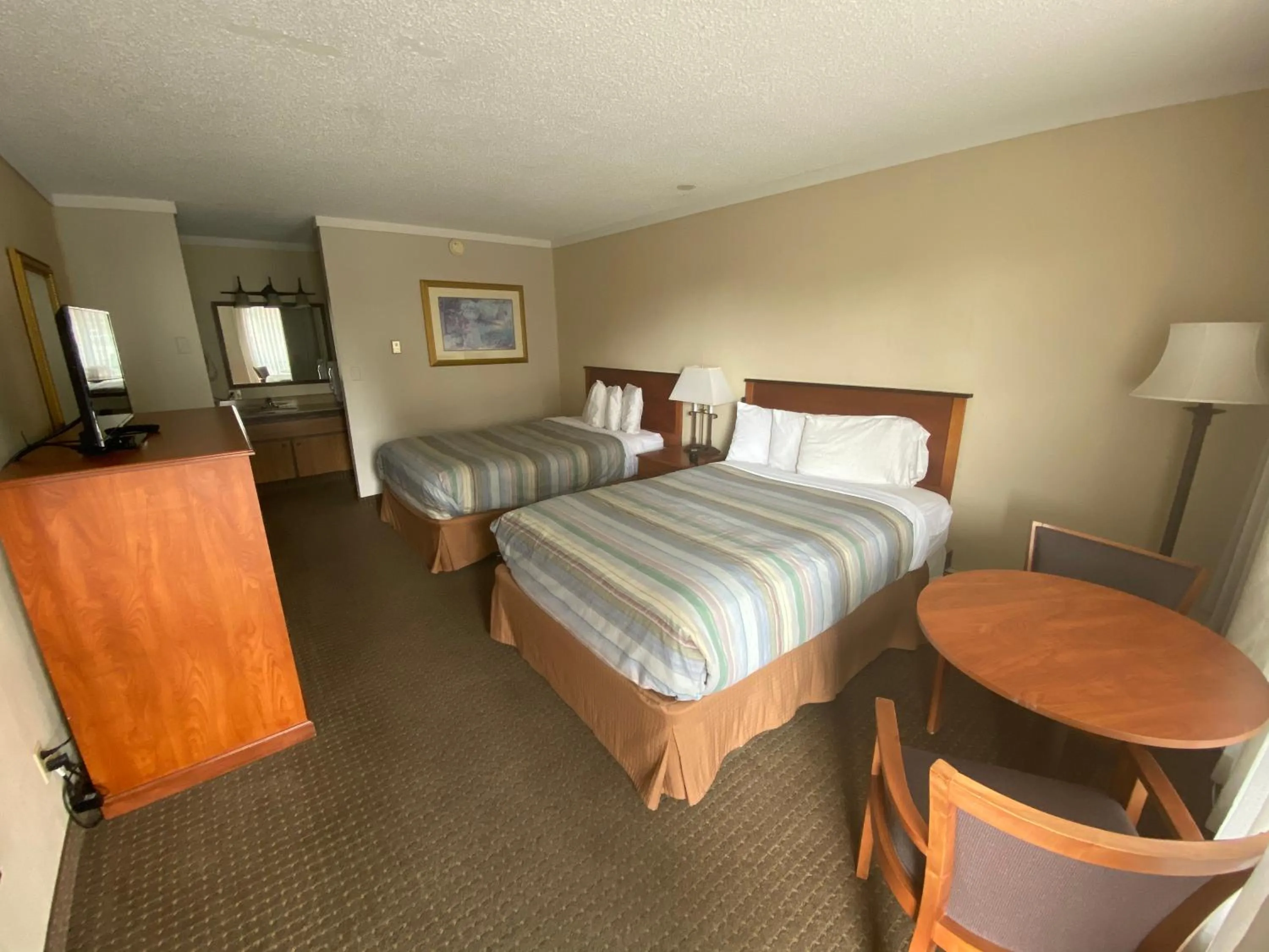 Photo of the whole room, Bed in Snowshoe Motel