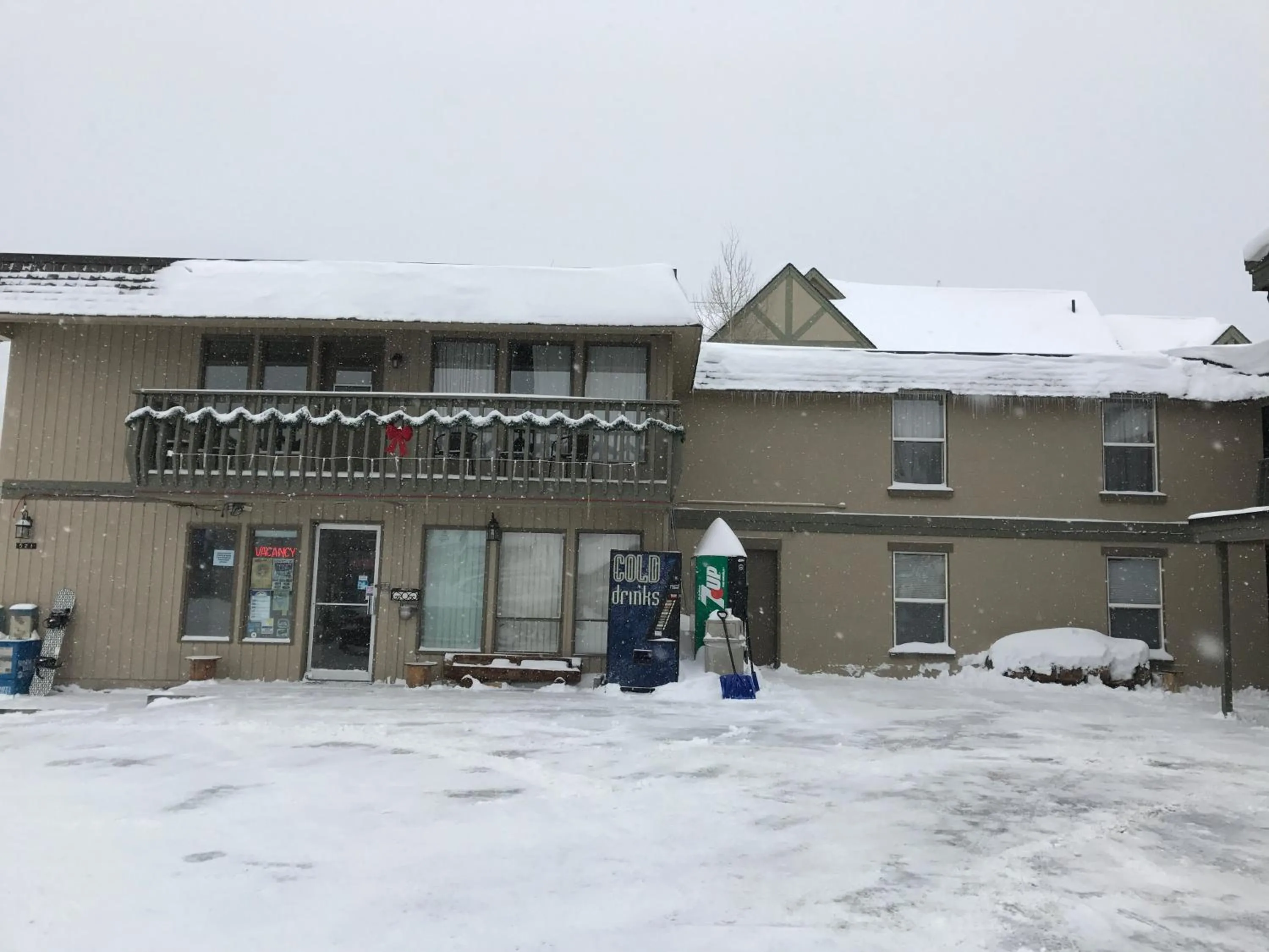 Snowshoe Motel