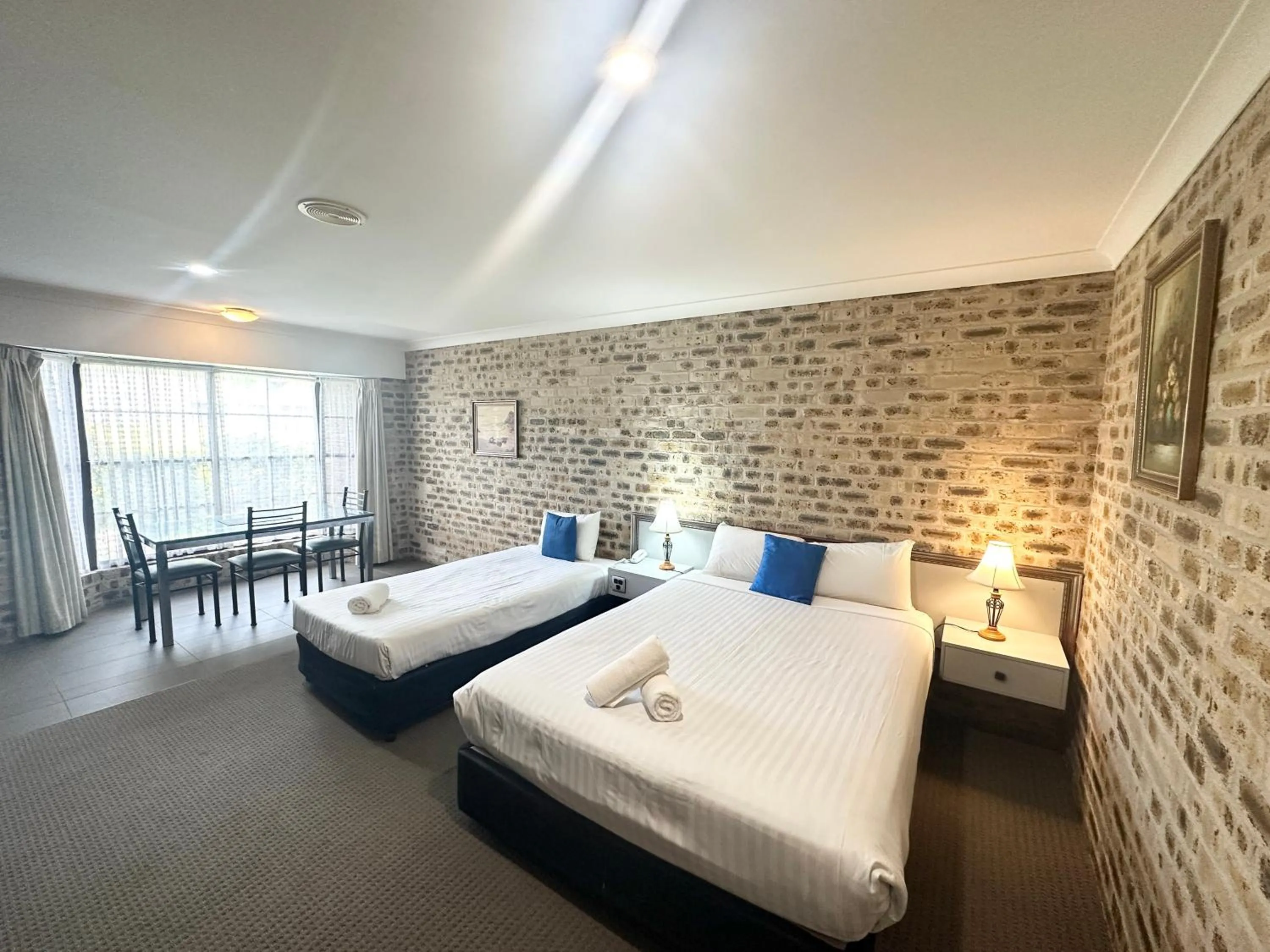 Photo of the whole room, Bed in Sir Francis Drake