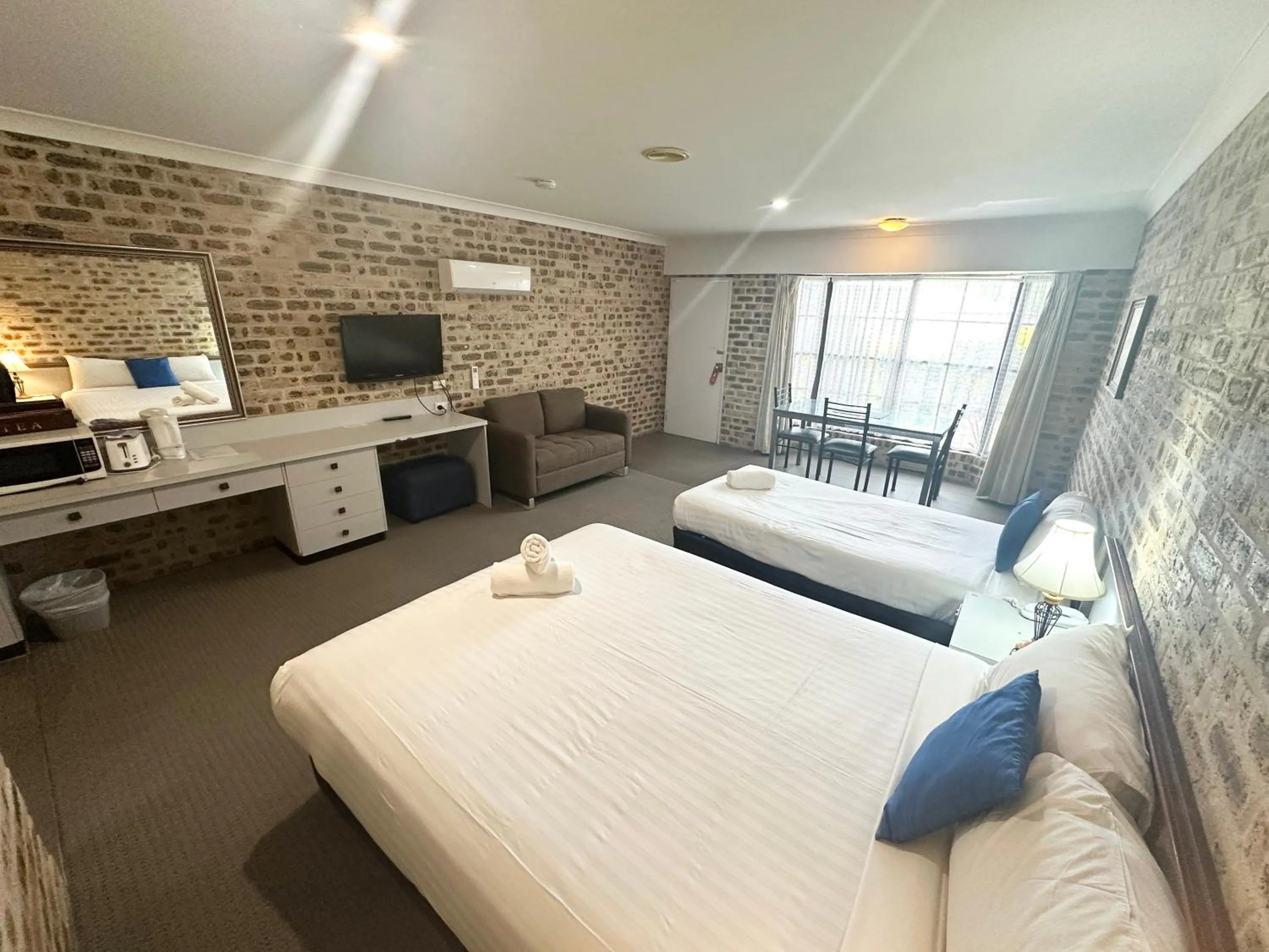 Photo of the whole room, Bed in Sir Francis Drake