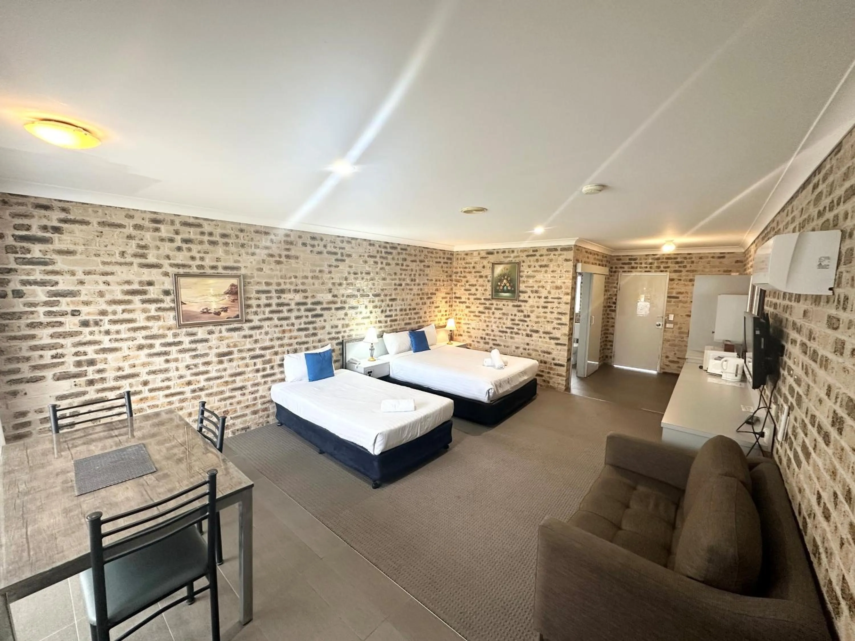 Photo of the whole room, Bed in Sir Francis Drake