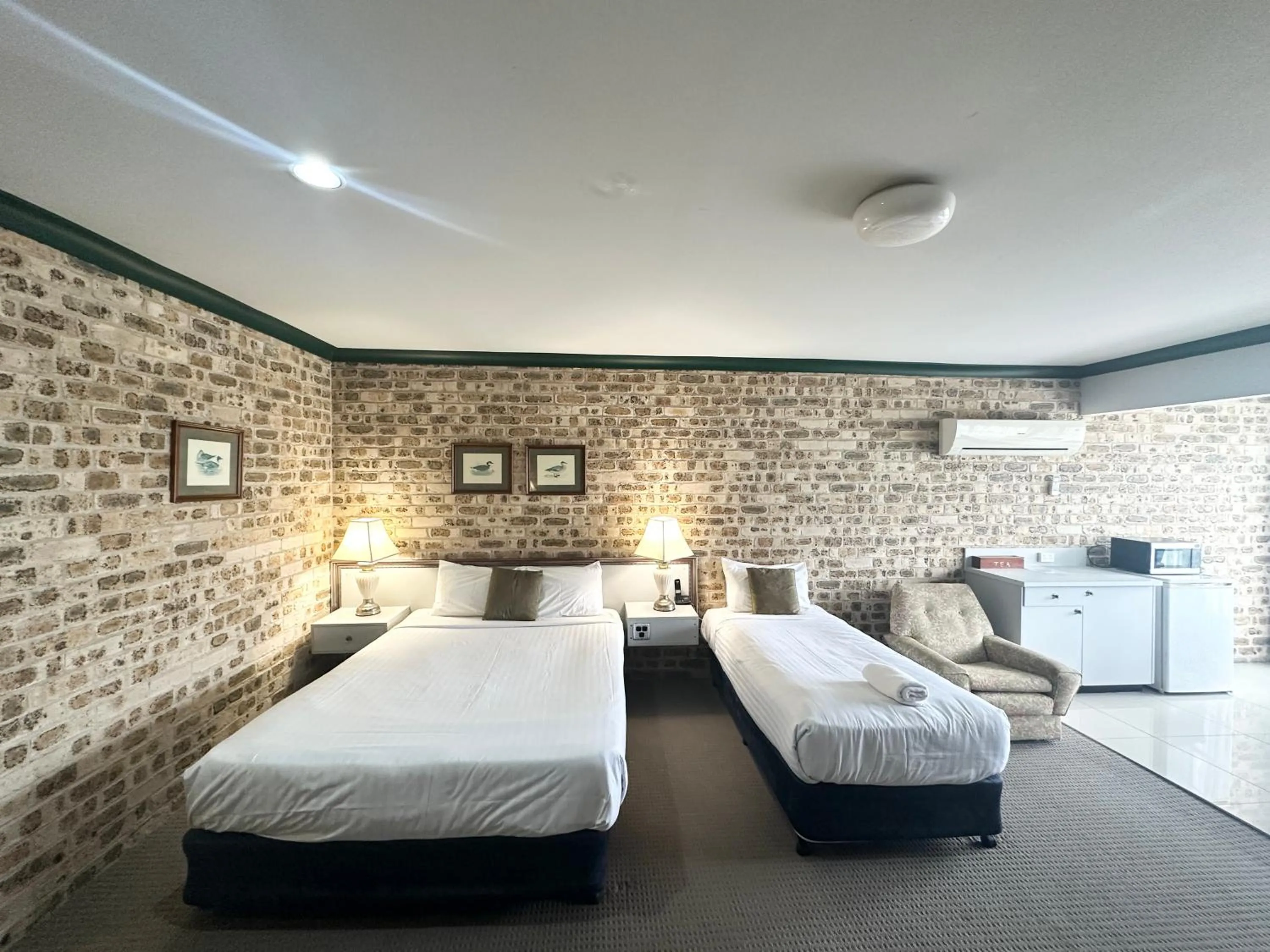 Bedroom, Bed in Sir Francis Drake