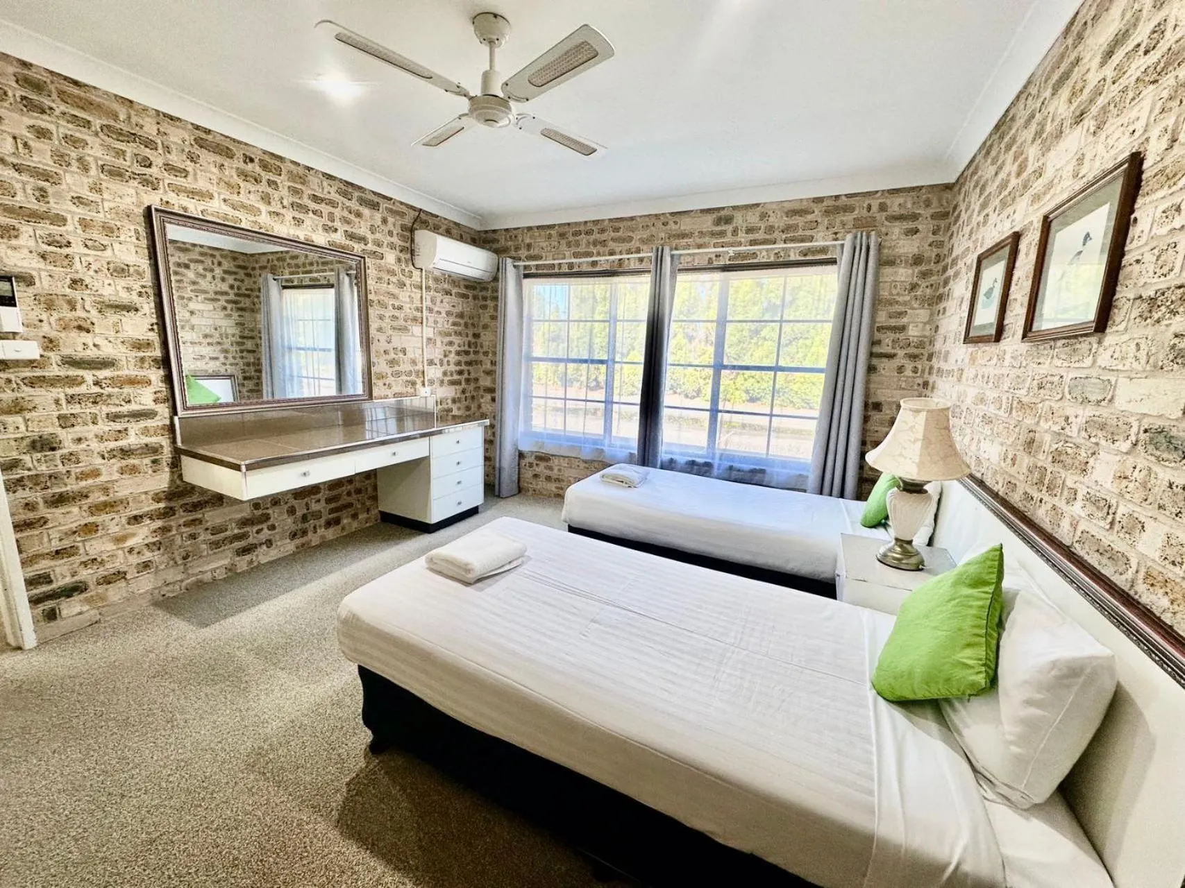 Photo of the whole room, Bed in Sir Francis Drake