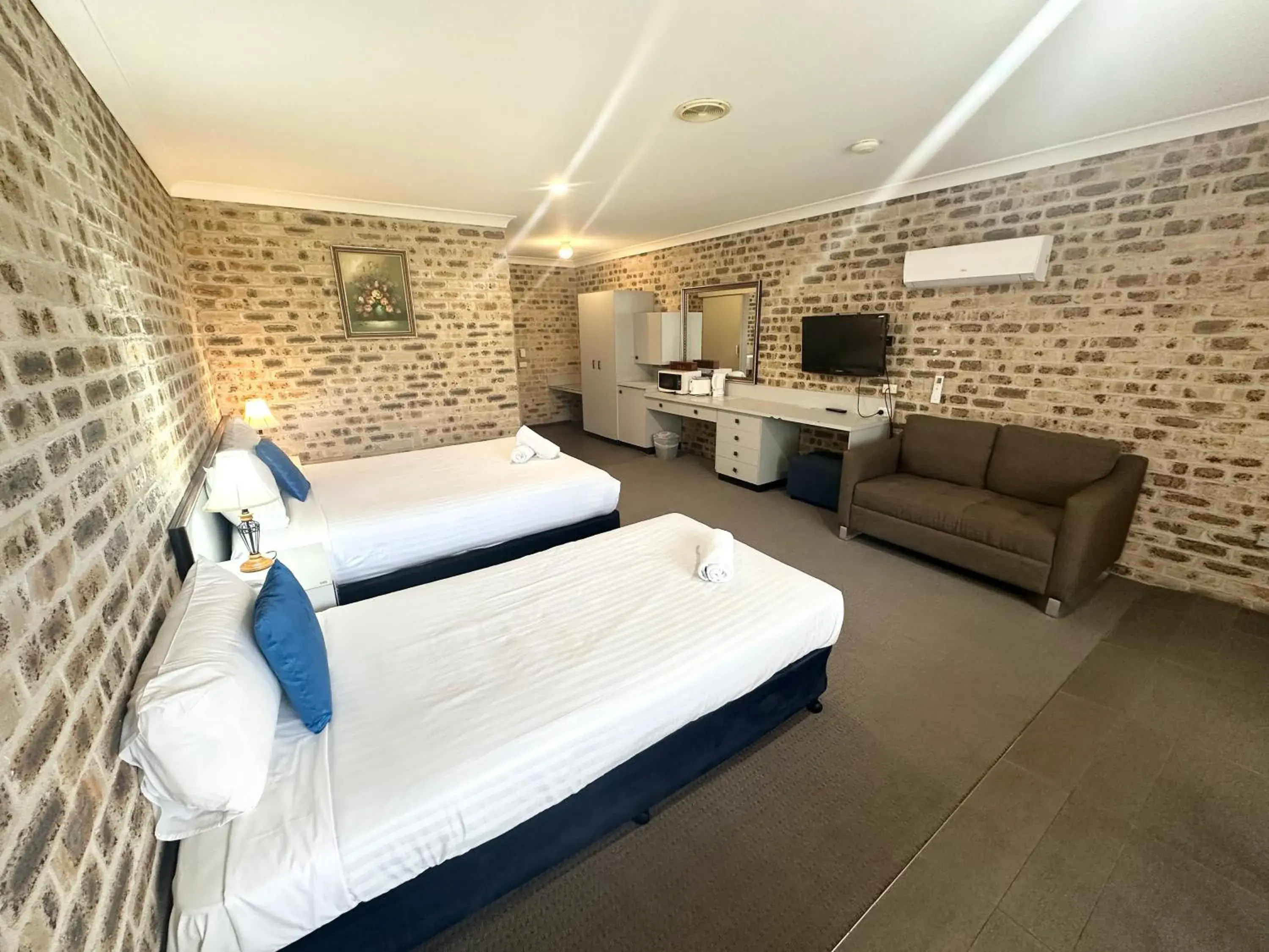 Twin Room - Disability Access in Sir Francis Drake Twin Room - Disability Access in Sir Francis Drake