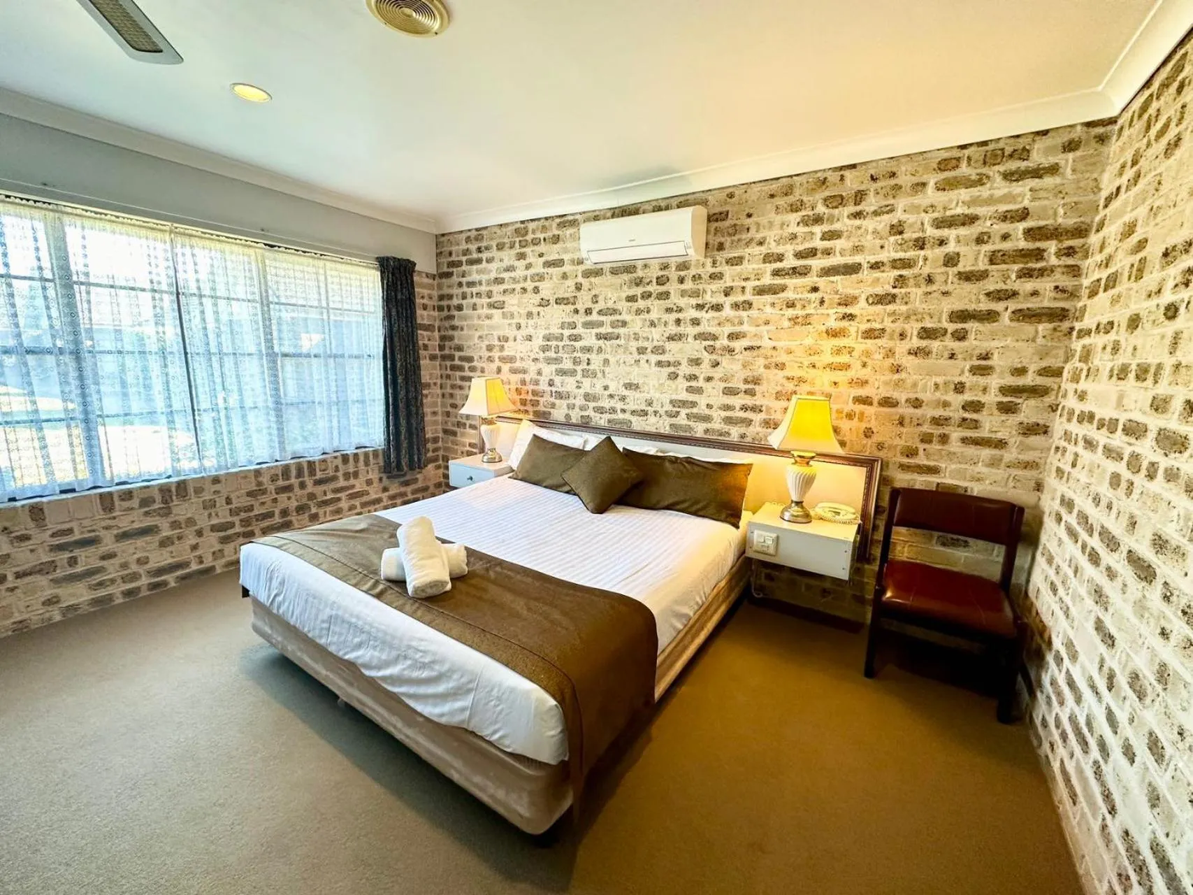 Bedroom, Bed in Sir Francis Drake