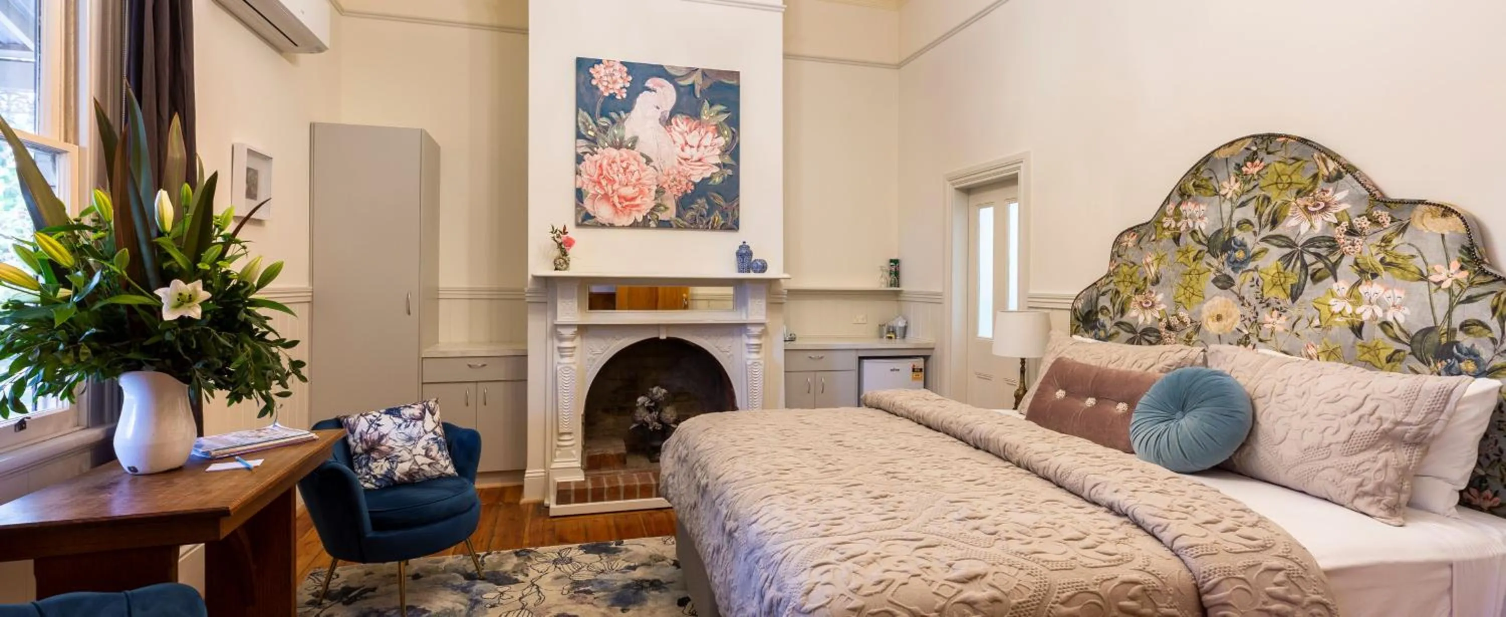 Photo of the whole room, Bed in Summerlands - Country Luxe