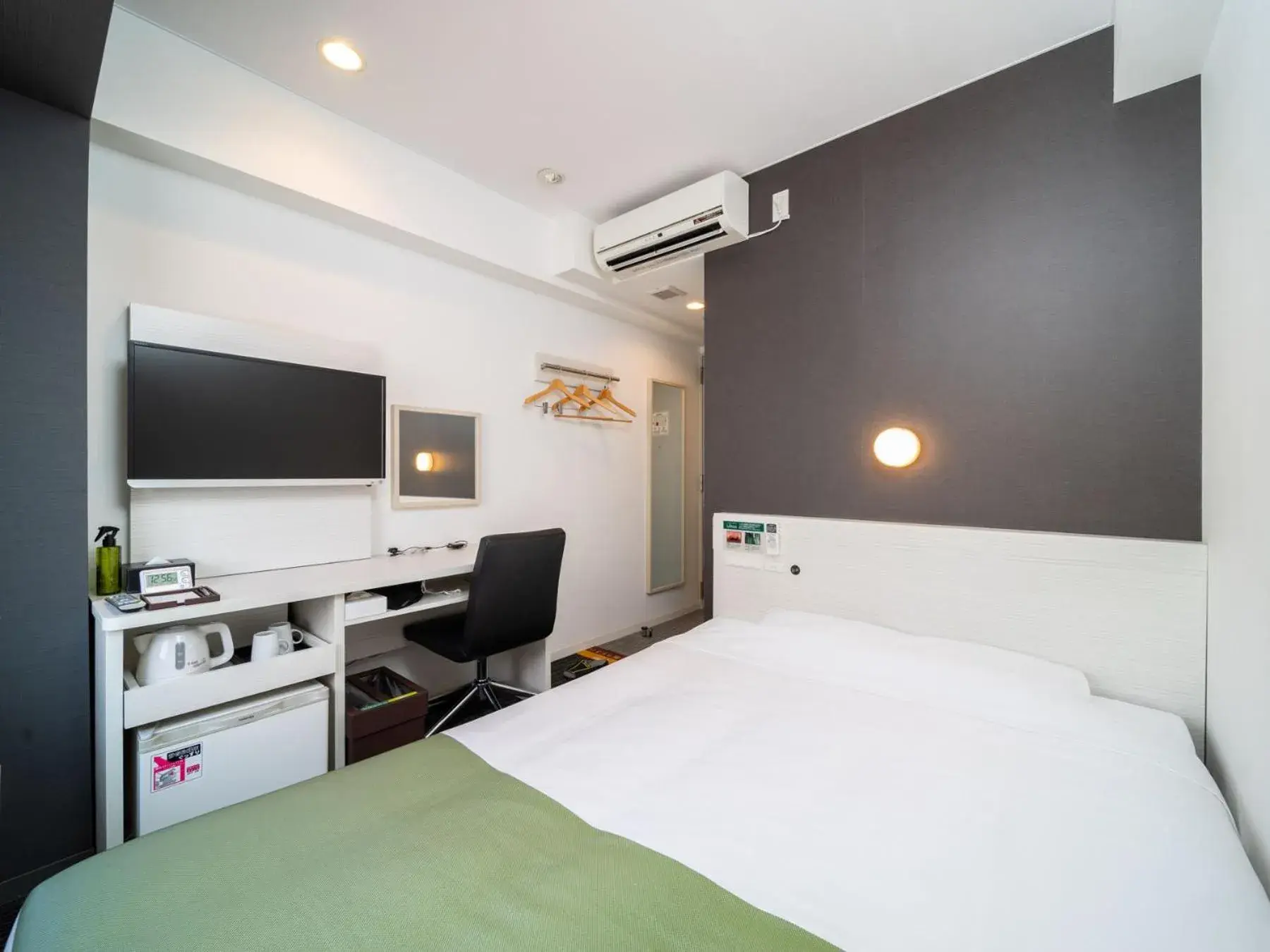 Bed in Super Hotel Shinagawa Shinbanba Bed in Super Hotel Shinagawa Shinbanba