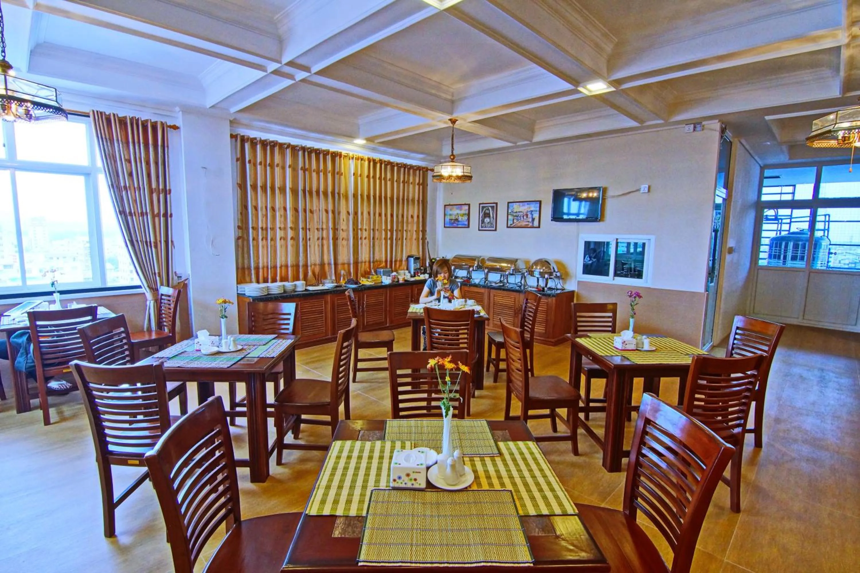 Restaurant/places to eat in Royal Pearl Hotel
