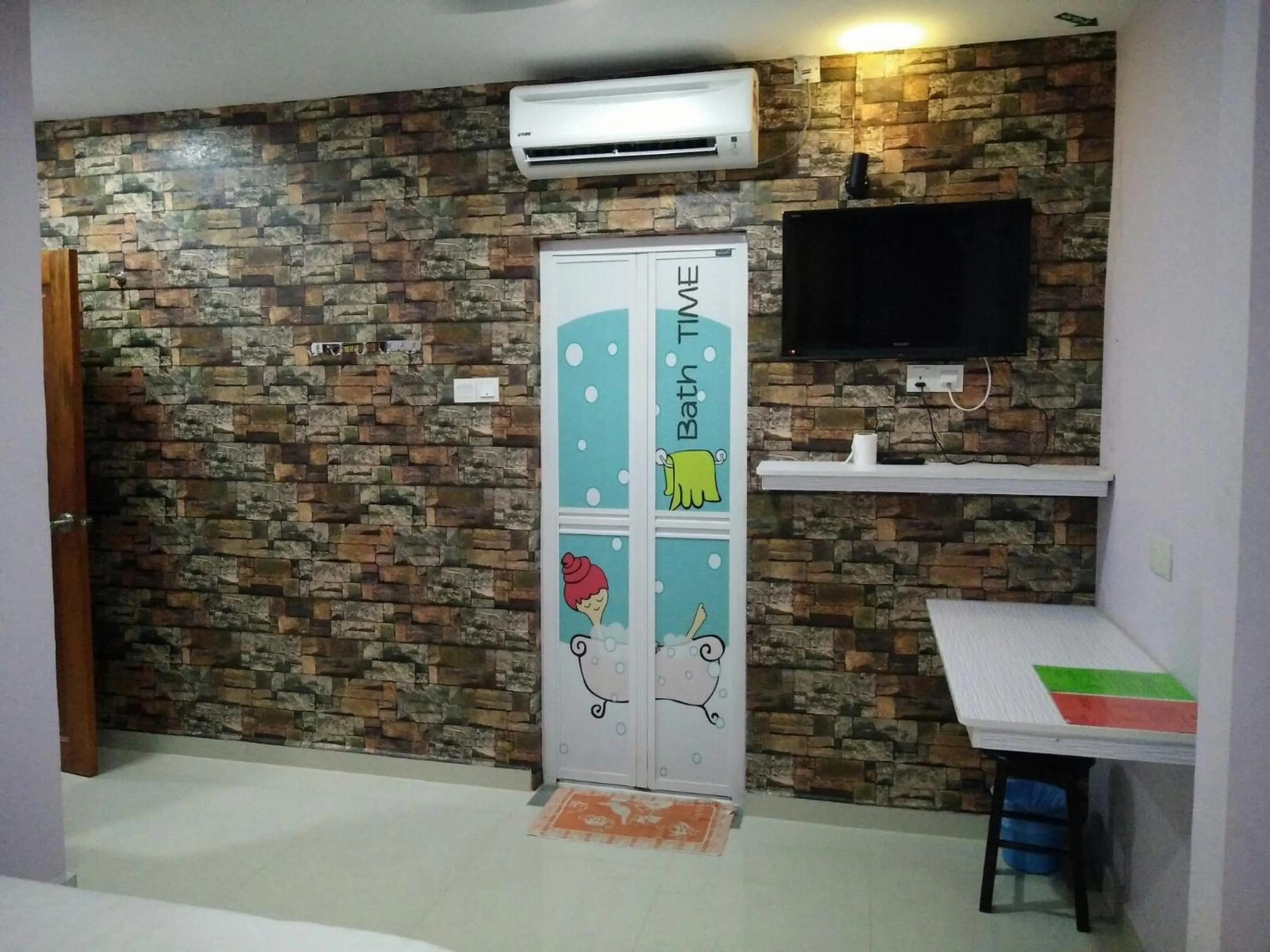 TV and multimedia in Leaf Guest House