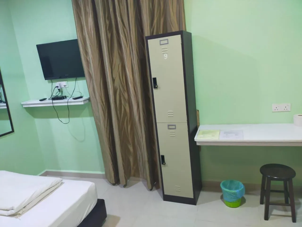 Seating area, Bed in Leaf Guest House