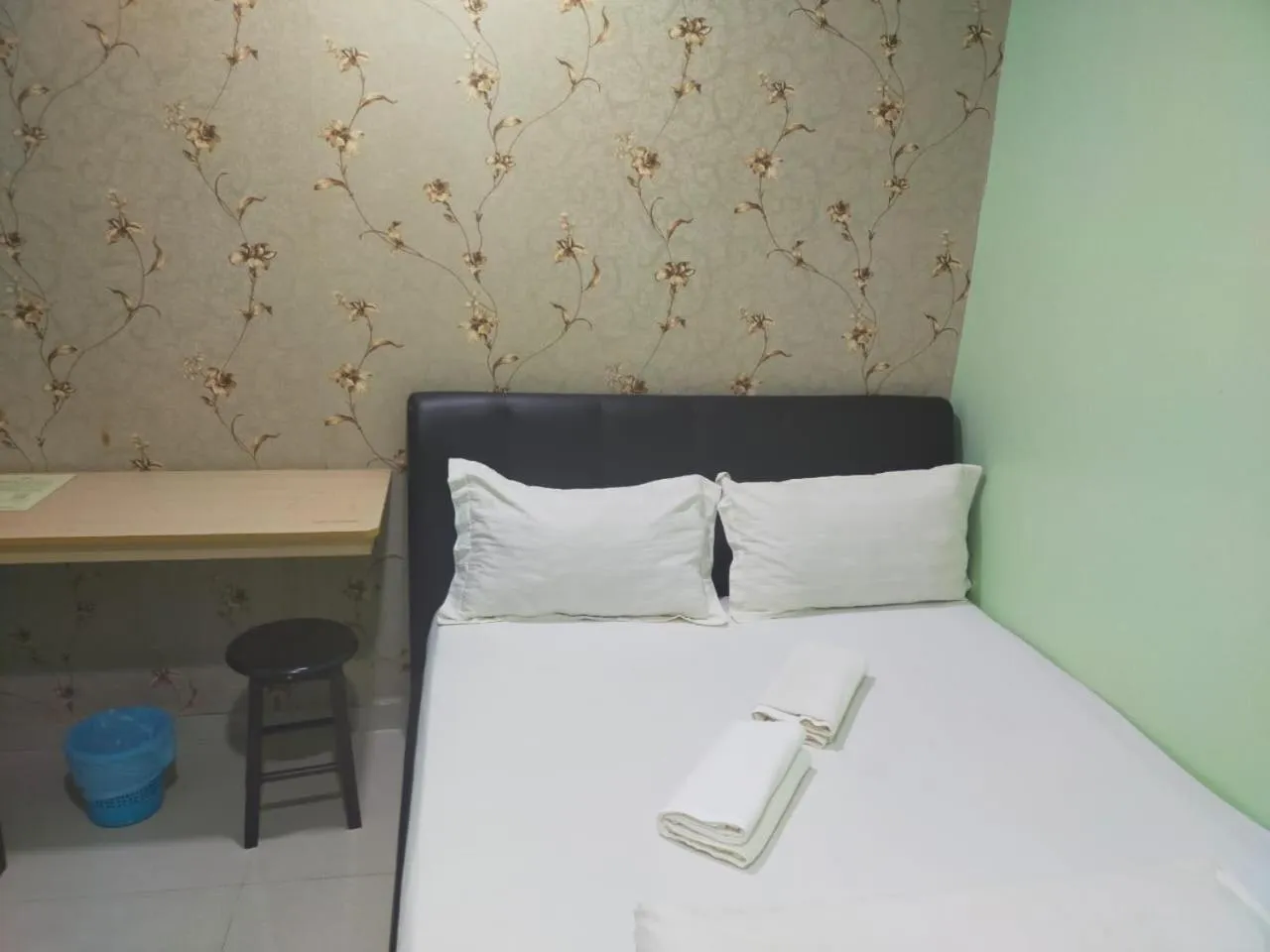 Bedroom, Bed in Leaf Guest House