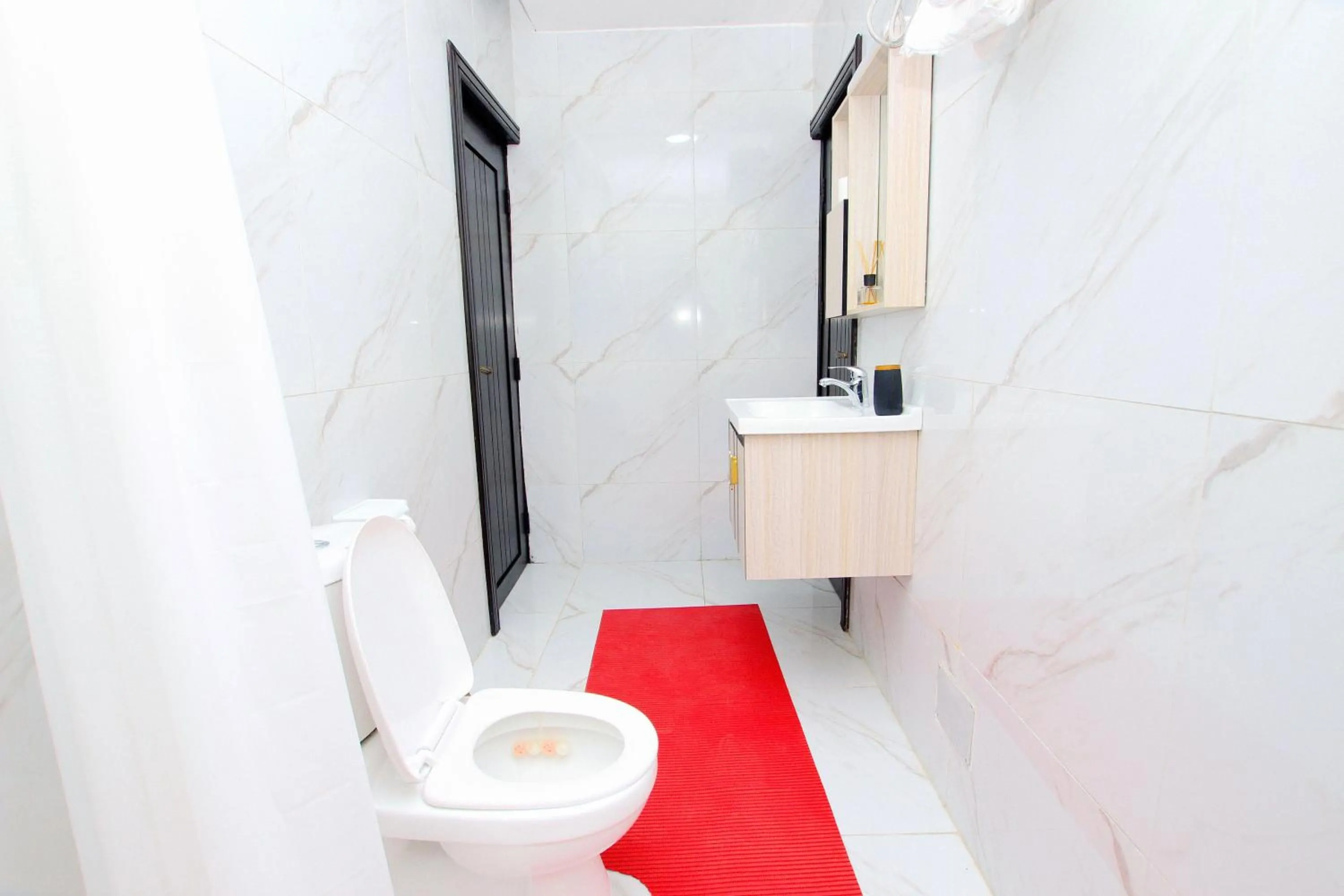 Toilet in Appart Hotel Les orchidees