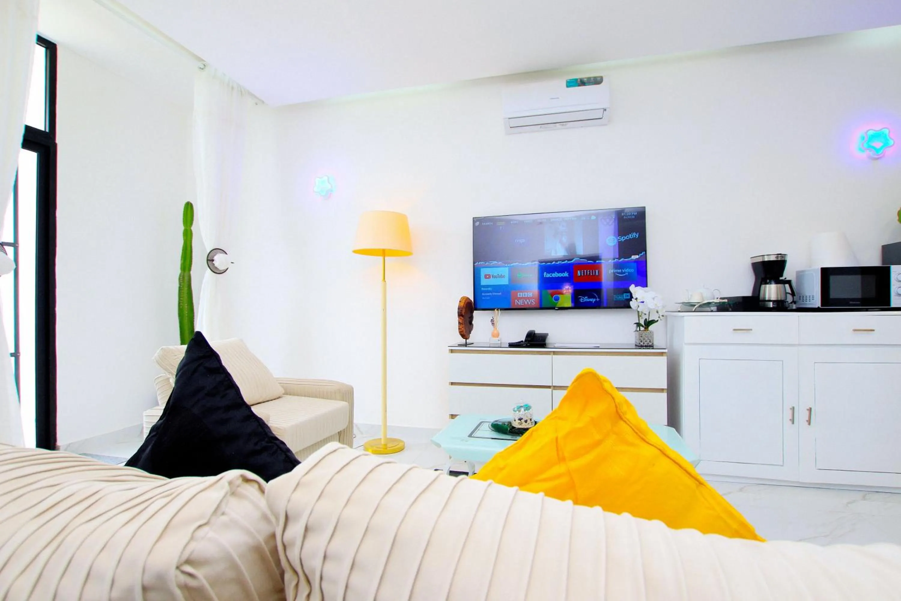 TV and multimedia, Bed in Appart Hotel Les orchidees