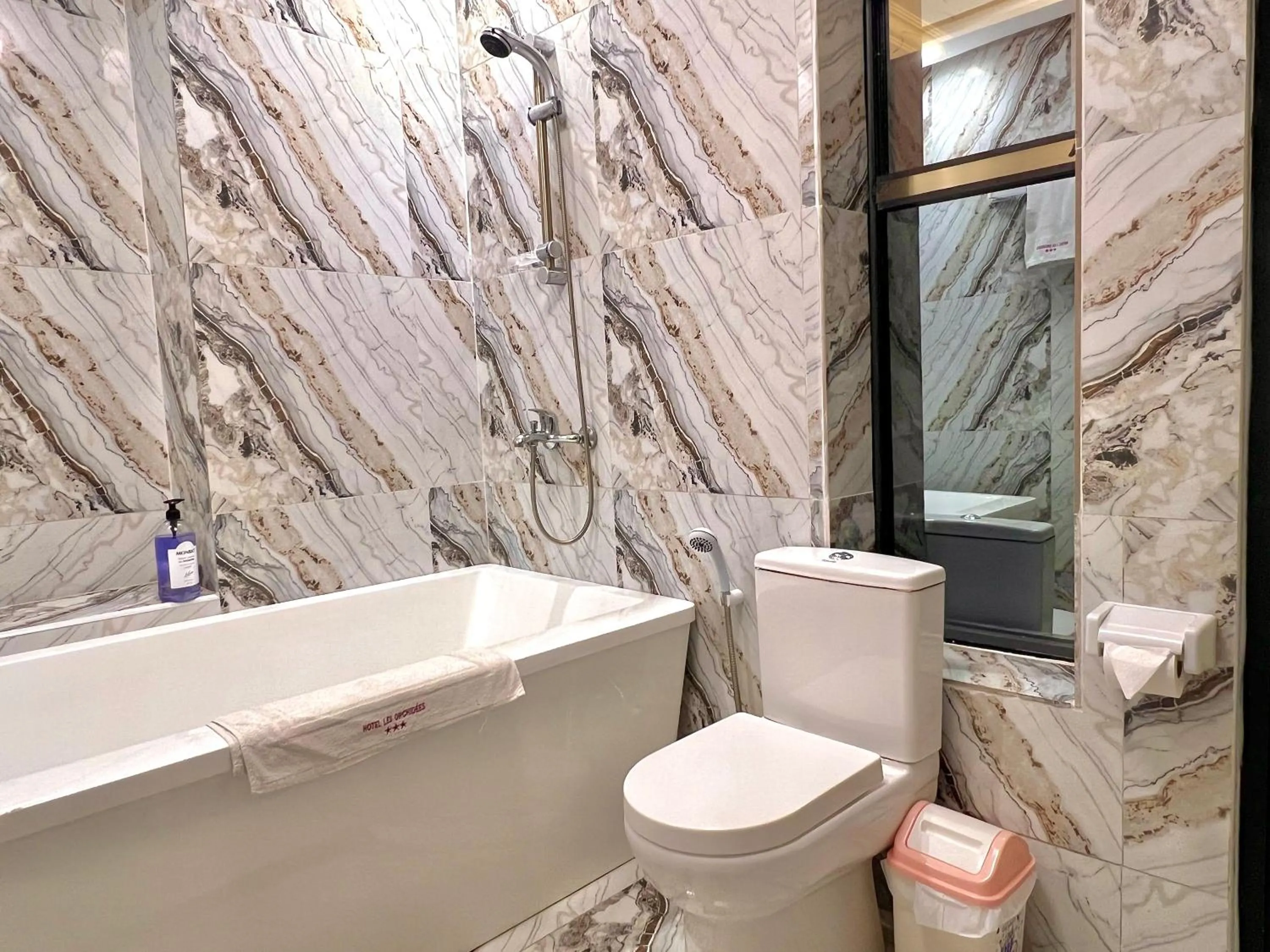 Toilet in Appart Hotel Les orchidees