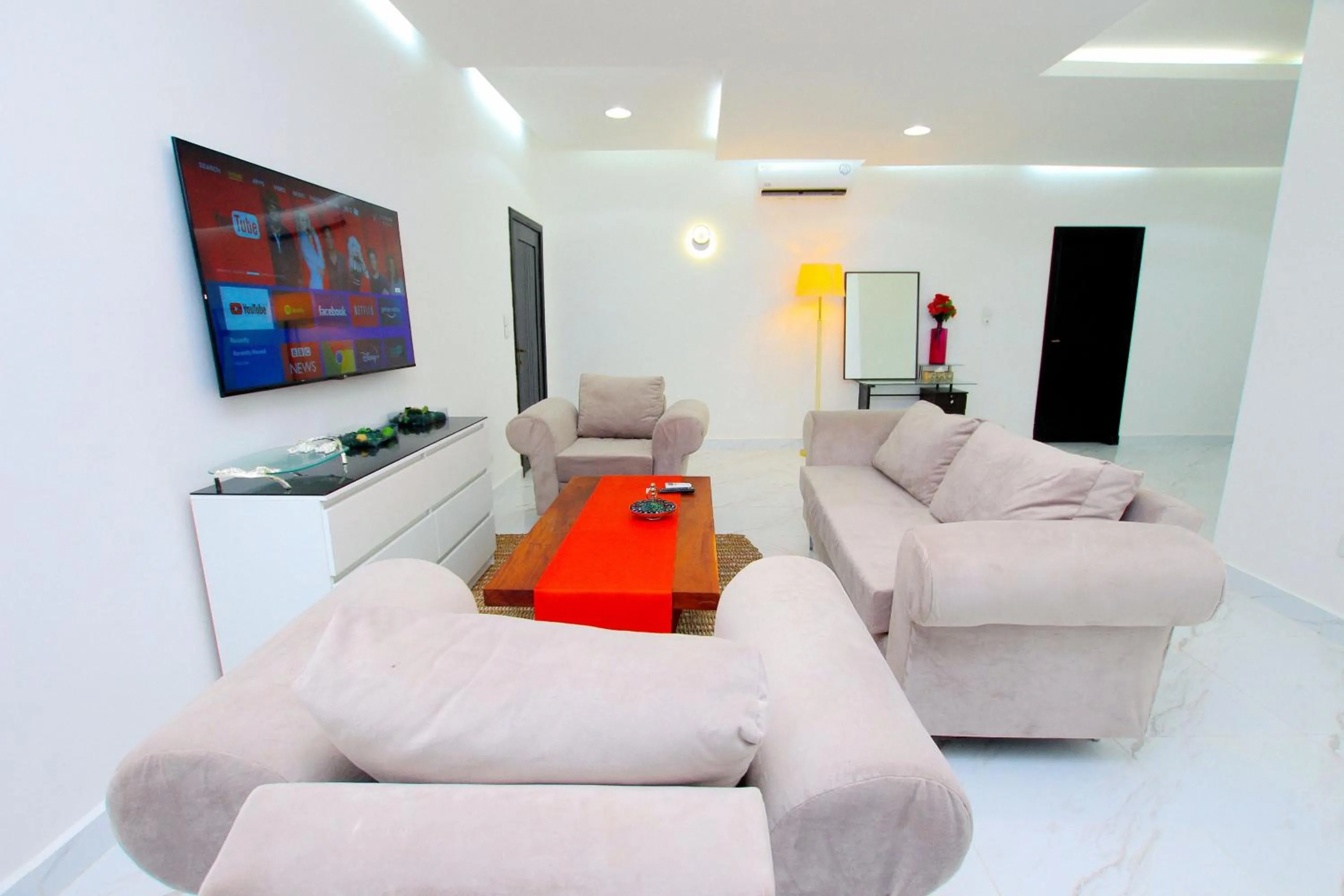 TV and multimedia in Appart Hotel Les orchidees
