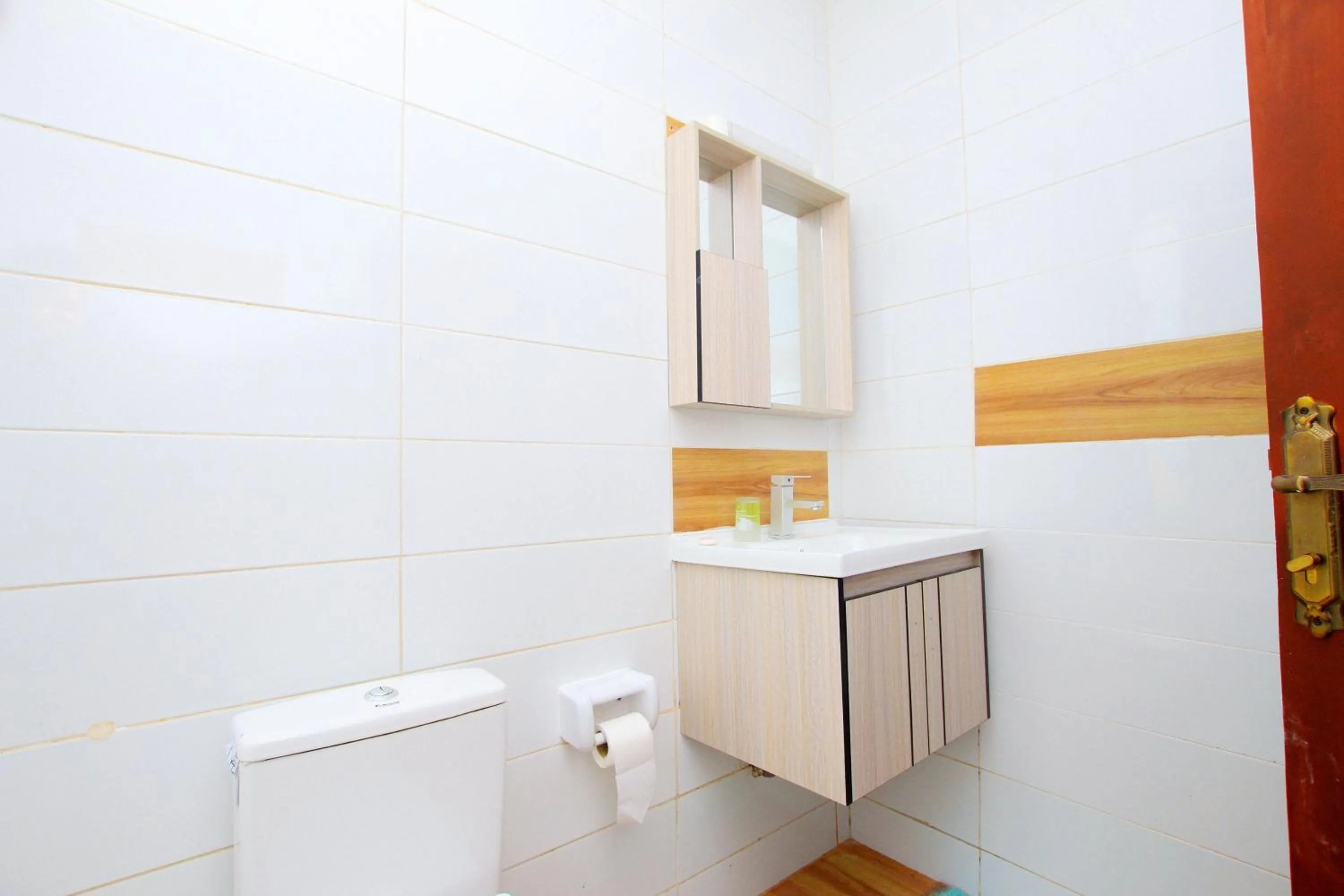 Toilet in Appart Hotel Les orchidees