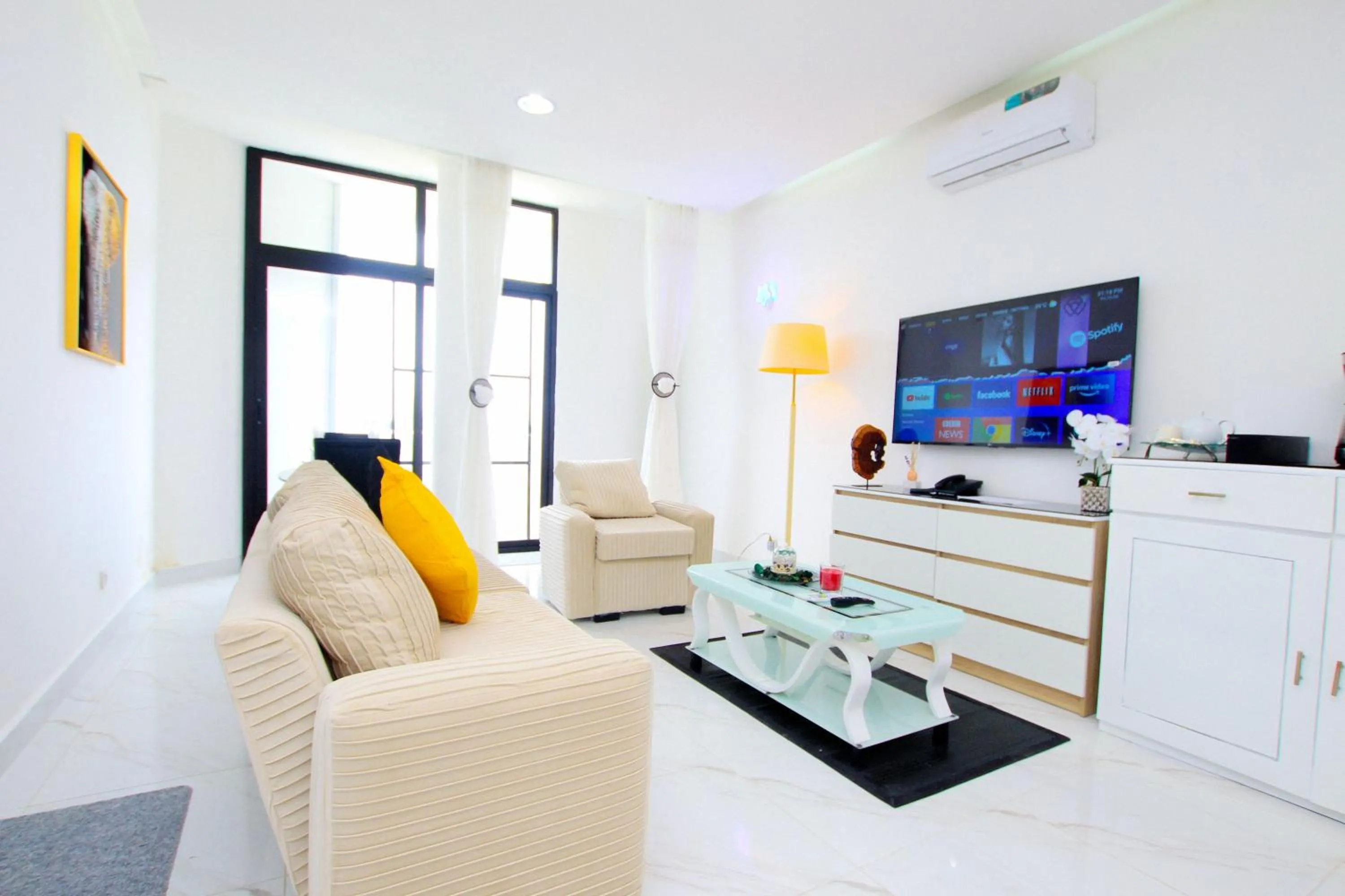 TV and multimedia in Appart Hotel Les orchidees