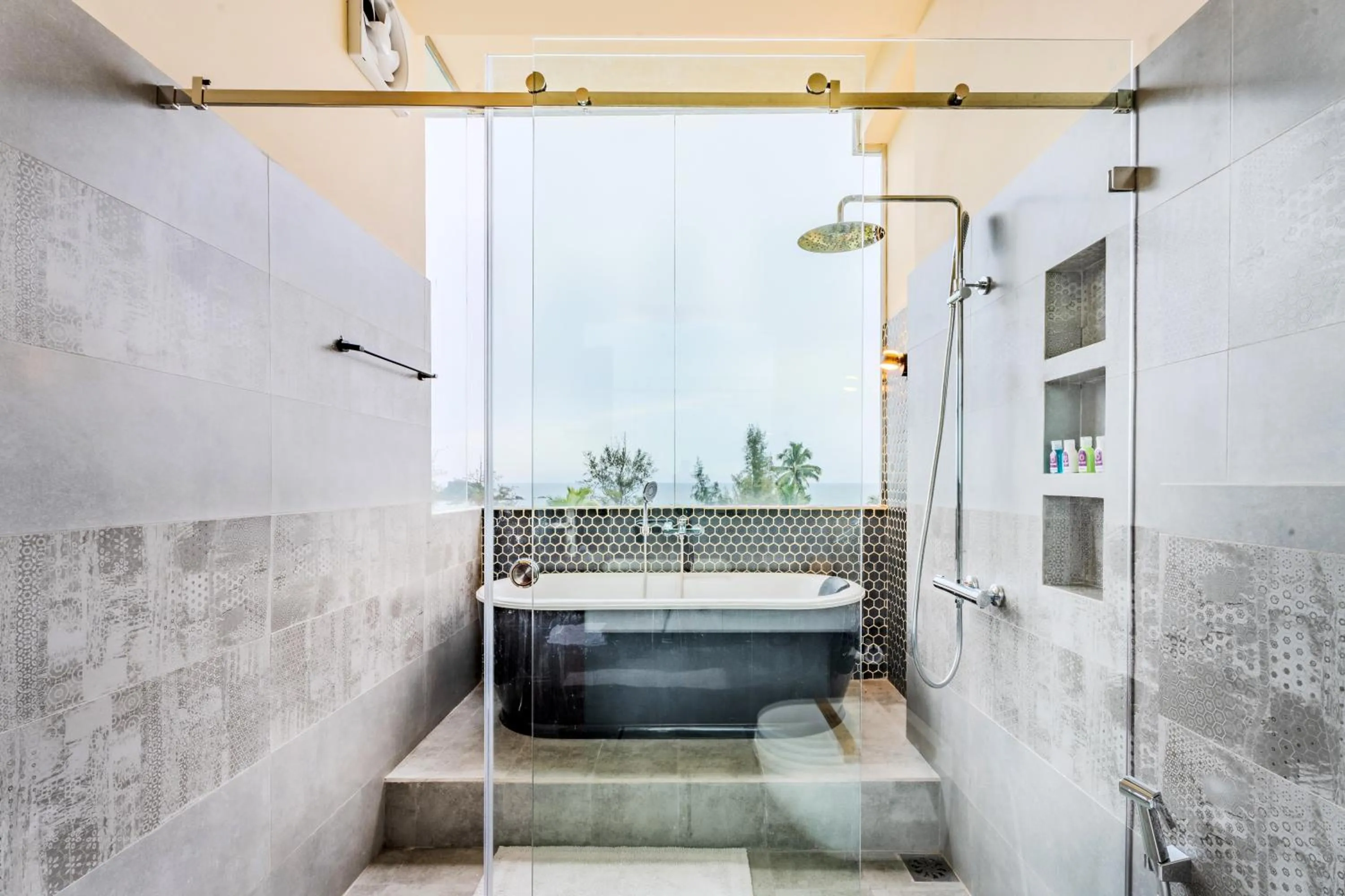 Bath in Mzion Hotel Weligama