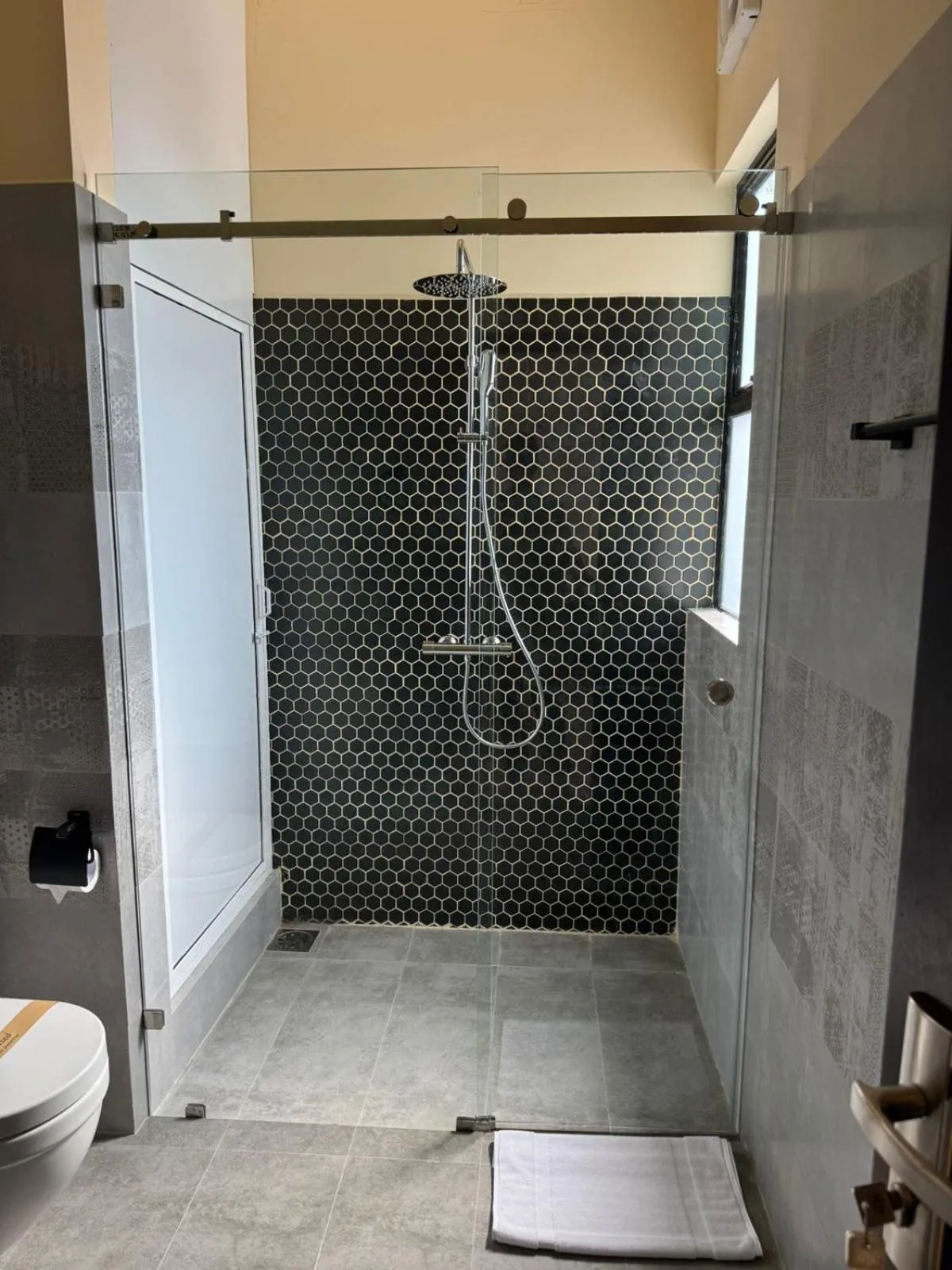 Bathroom in Mzion Hotel Weligama