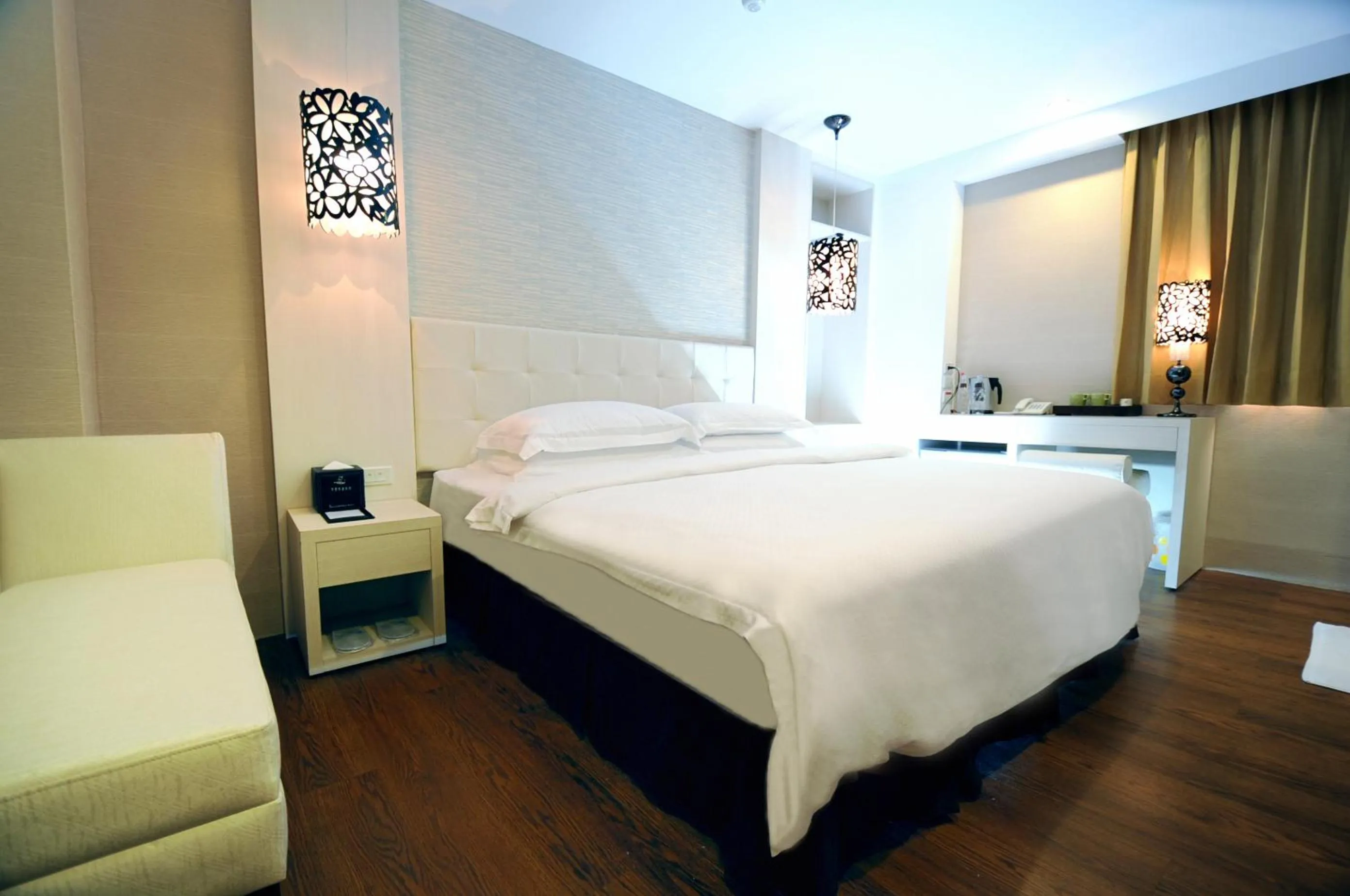 Photo of the whole room, Bed in The Riverside Hotel Hengchun