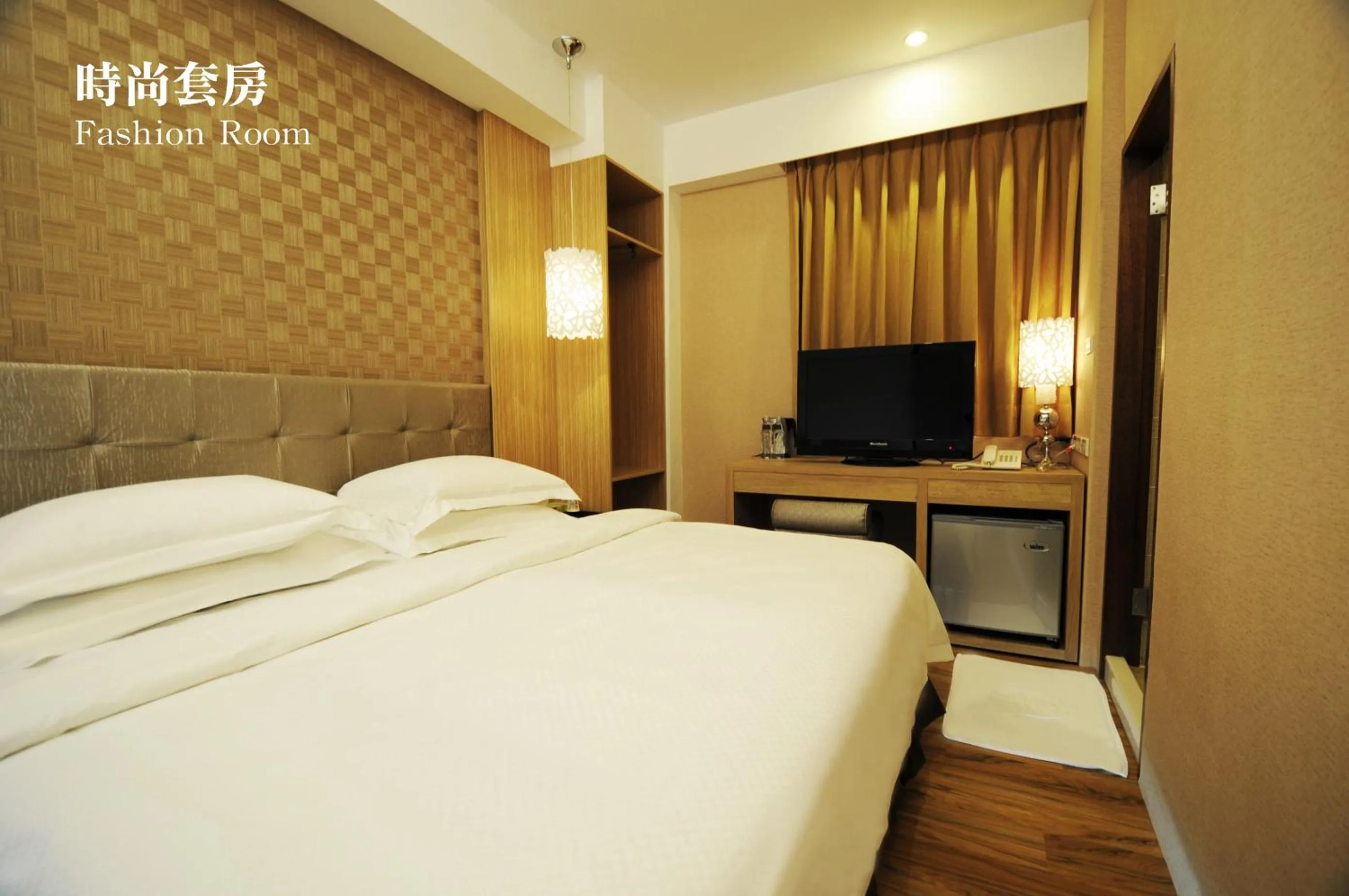 Photo of the whole room, Bed in The Riverside Hotel Hengchun