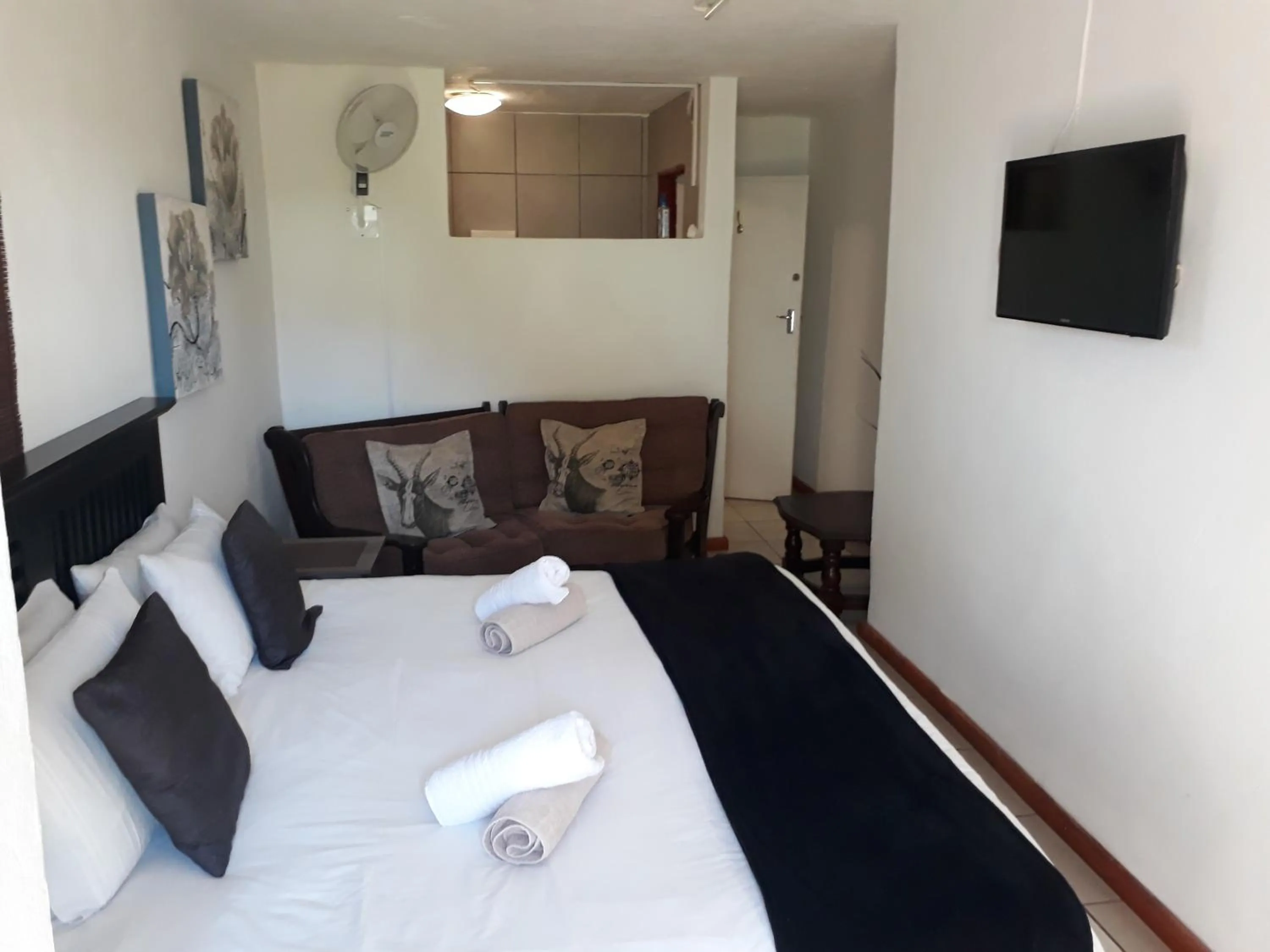 Bed in Aviators Retreat B&B