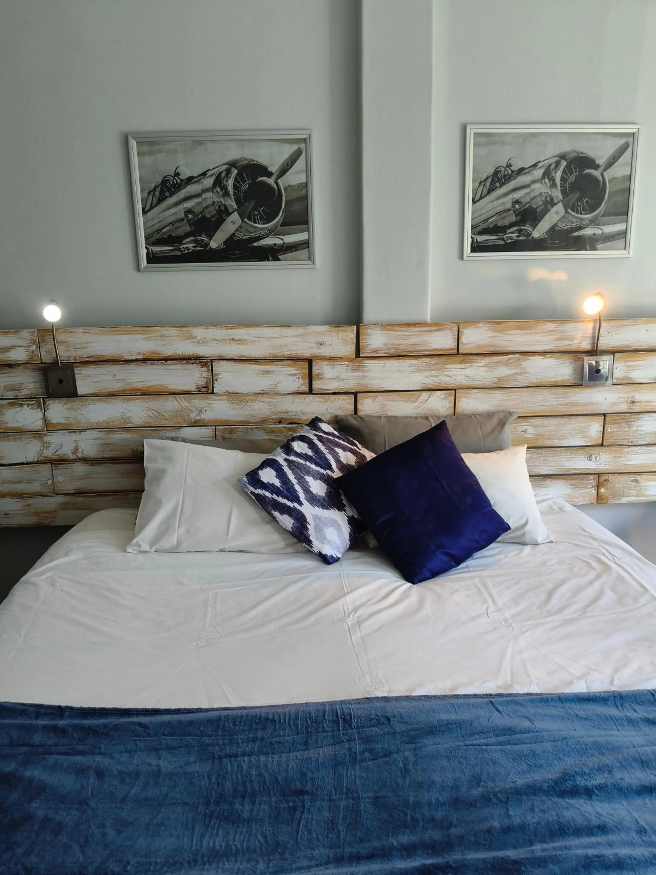 Bed in Aviators Retreat B&B